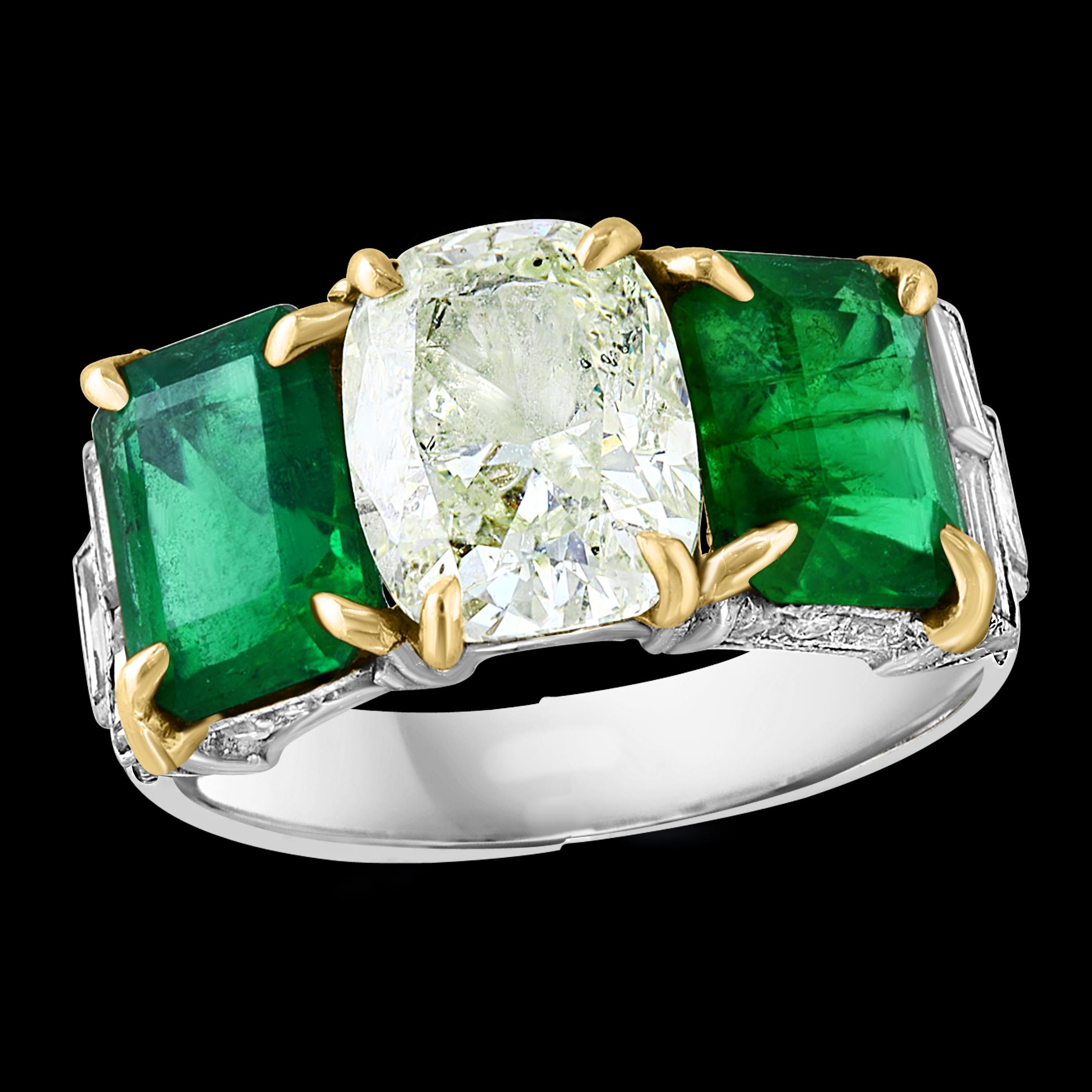 Anello d'epoca con tre pietre, circa 4,5 ct di smeraldo colombiano e 2 ct di diamante solitario. Pezzo di proprietà Smeraldo colombiano naturale molto pregiato. Ci sono due pezzi di smeraldi colombiani molto pregiati di circa 2,25 ct ciascuno. Il