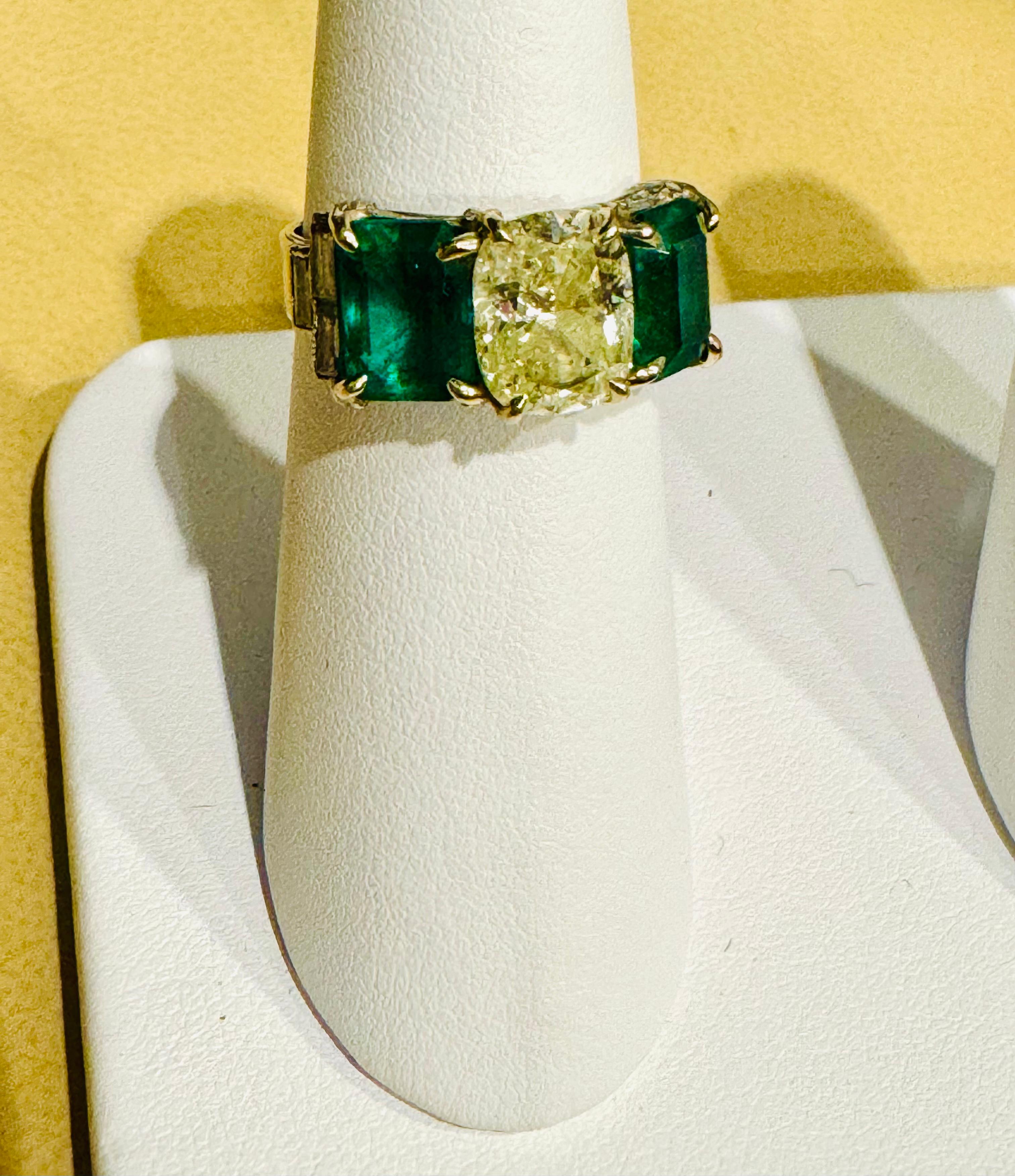 Smeraldo colombiano taglio smeraldo vintage da 4,5 carati e diamante solitario da 2 carati Tre pietre In condizioni ottime a New York, NY