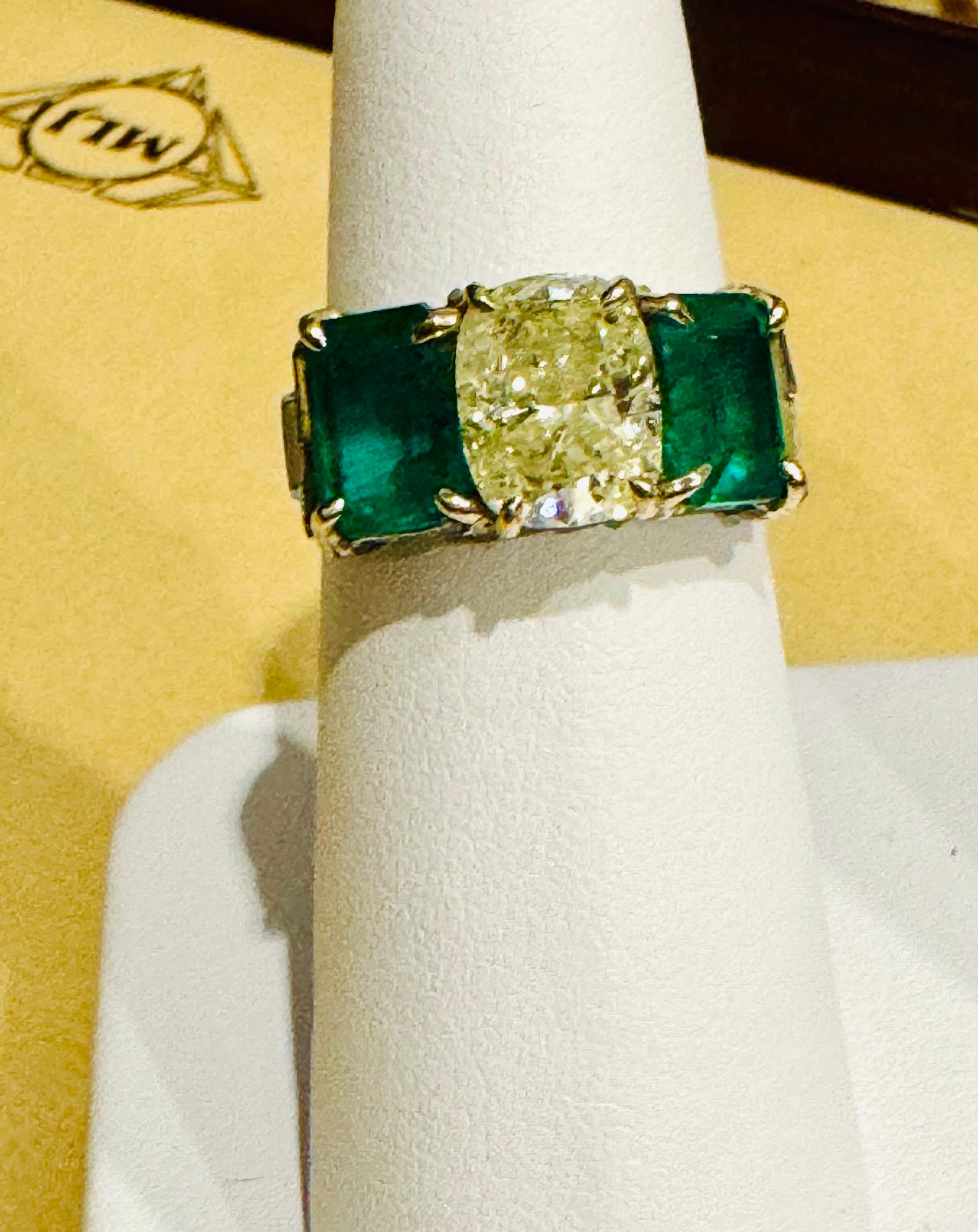 Donna Smeraldo colombiano taglio smeraldo vintage da 4,5 carati e diamante solitario da 2 carati Tre pietre