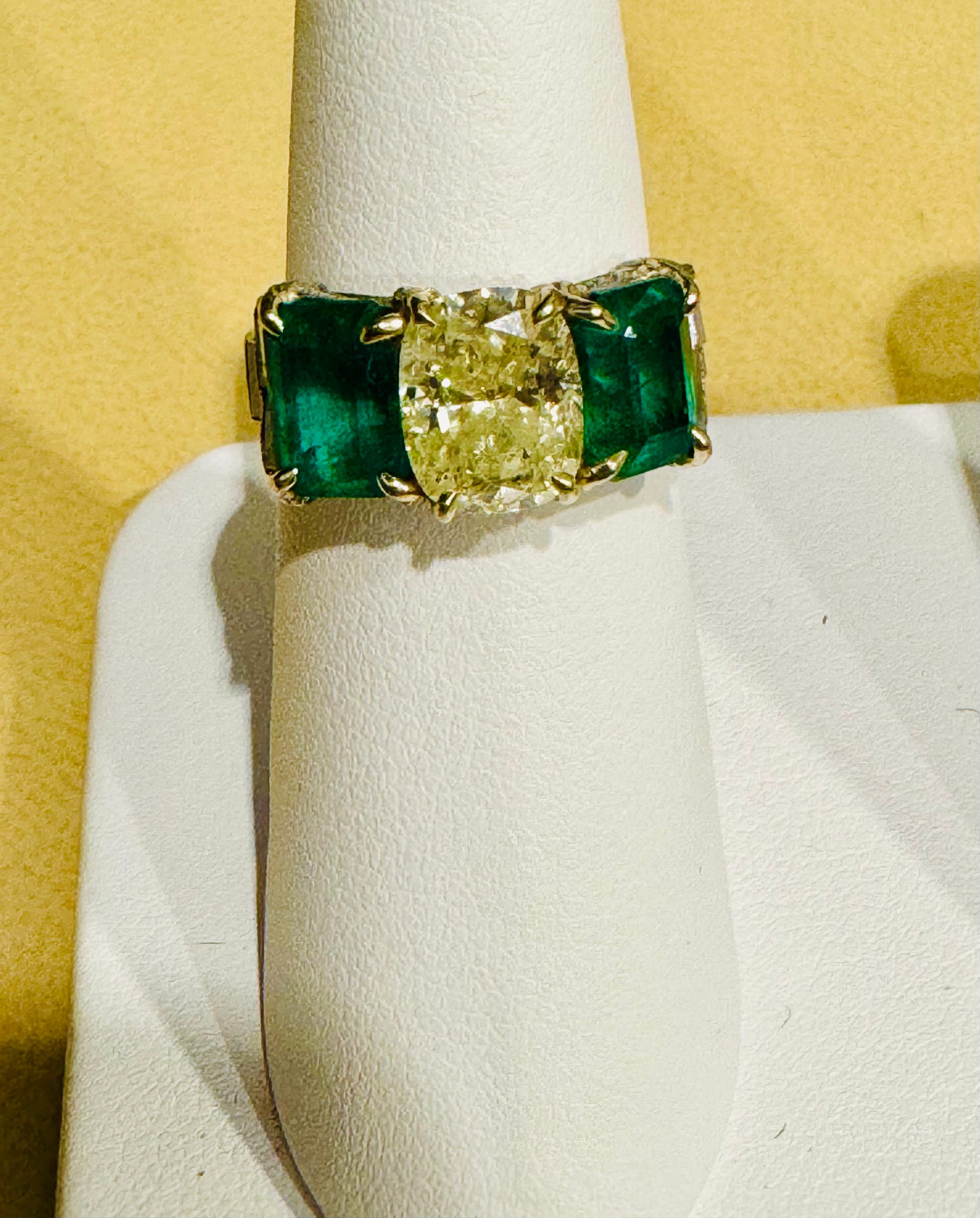 Smeraldo colombiano taglio smeraldo vintage da 4,5 carati e diamante solitario da 2 carati Tre pietre 1
