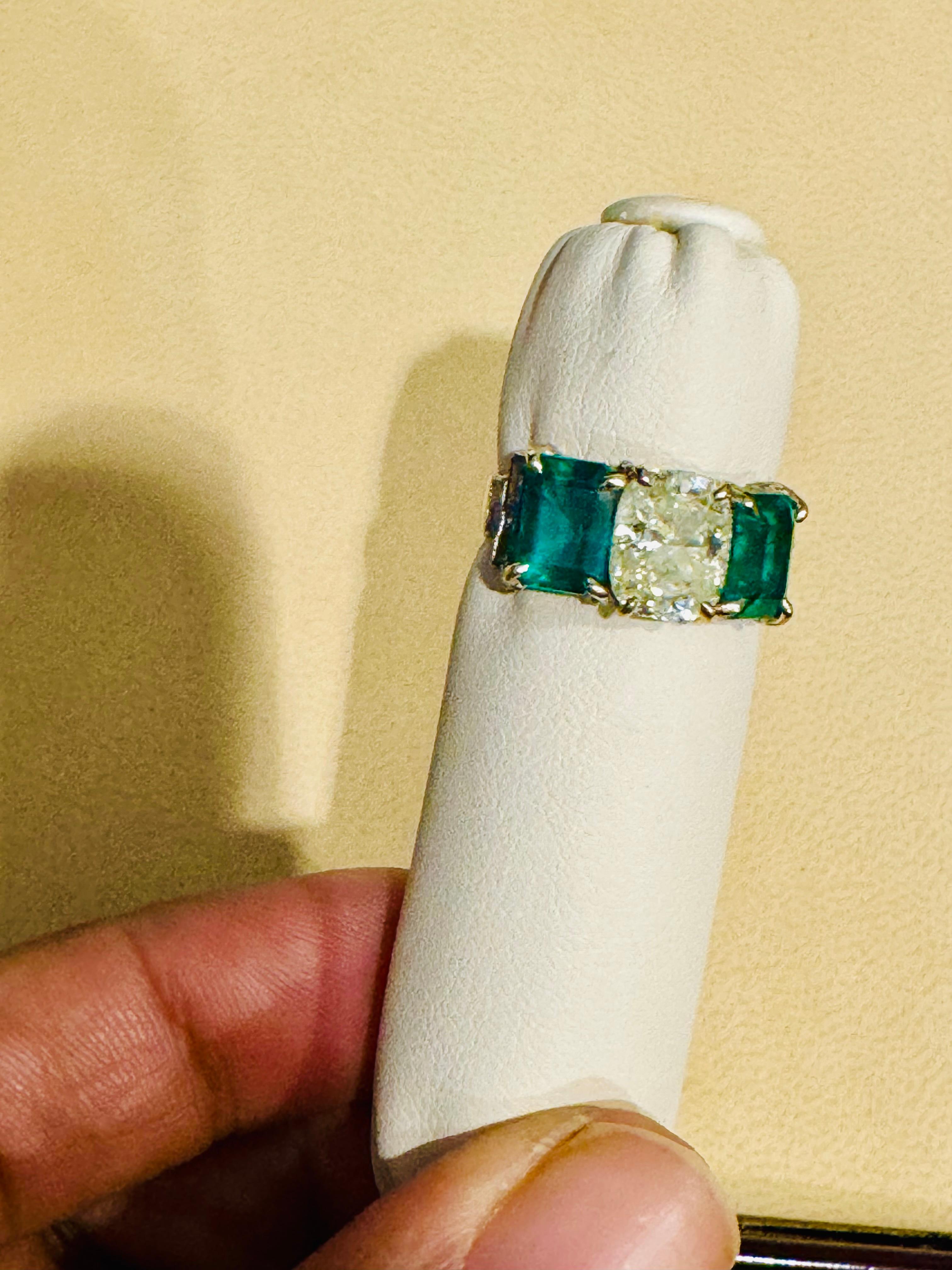 Smeraldo colombiano taglio smeraldo vintage da 4,5 carati e diamante solitario da 2 carati Tre pietre 2