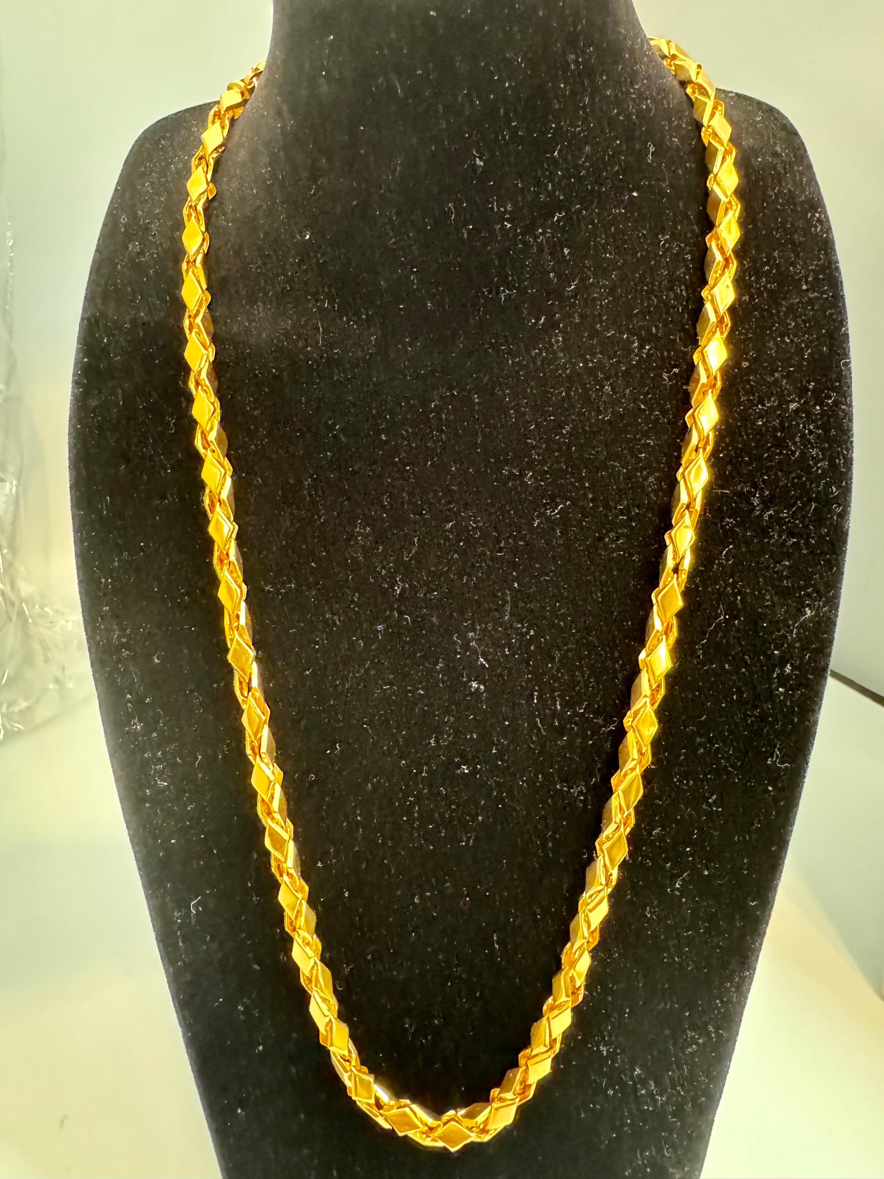 Vintage 45 Gm Pure 22 Karat Gelbgold Handmade Kette 23 Zoll lang
Fast reines Gold
6,5 mm breit 
Handgefertigt in Thailand

Die Kette ist 23,5 Zoll lang, so dass sie über den Kopf passt und Sie den Verschluss nicht jedes Mal öffnen müssen.
Einfacher
