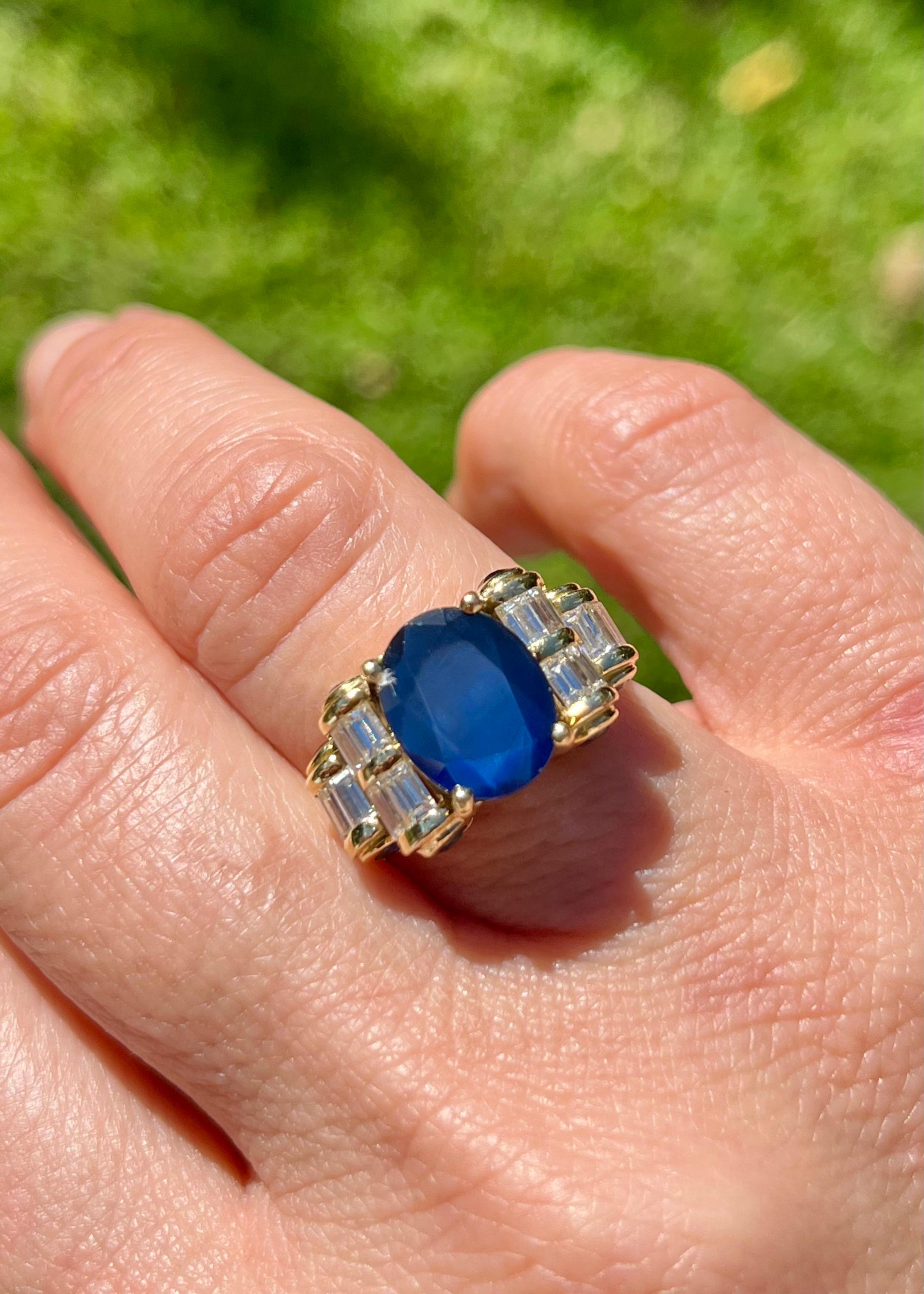 Art Deco Vintage 4.50 Carat Chanthaburi Sapphire and Baguette Diamond Ring in 18k Gold For Sale