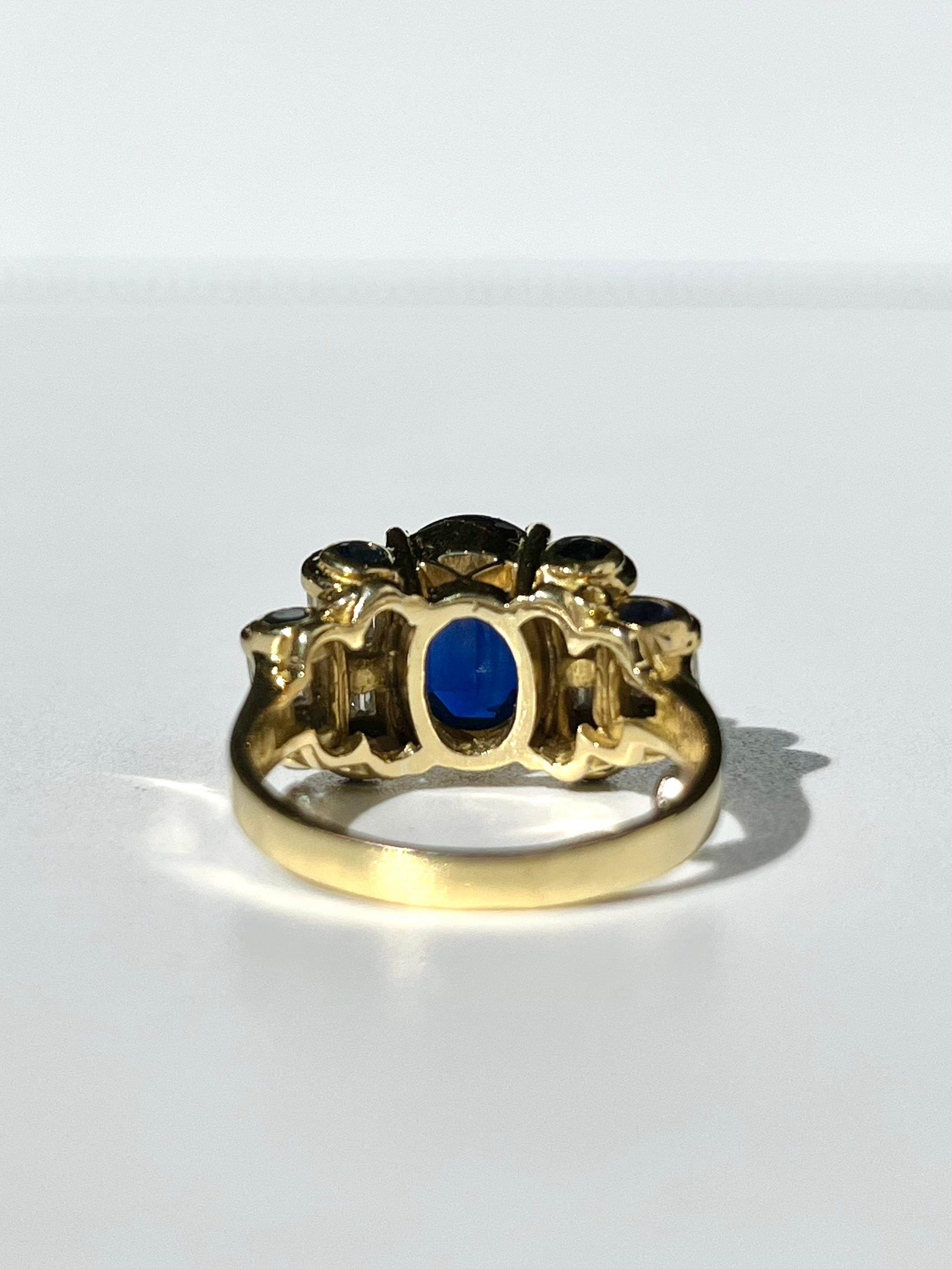 Vintage 4.50 Carat Chanthaburi Sapphire and Baguette Diamond Ring in 18k Gold In Excellent Condition For Sale In Miami, FL