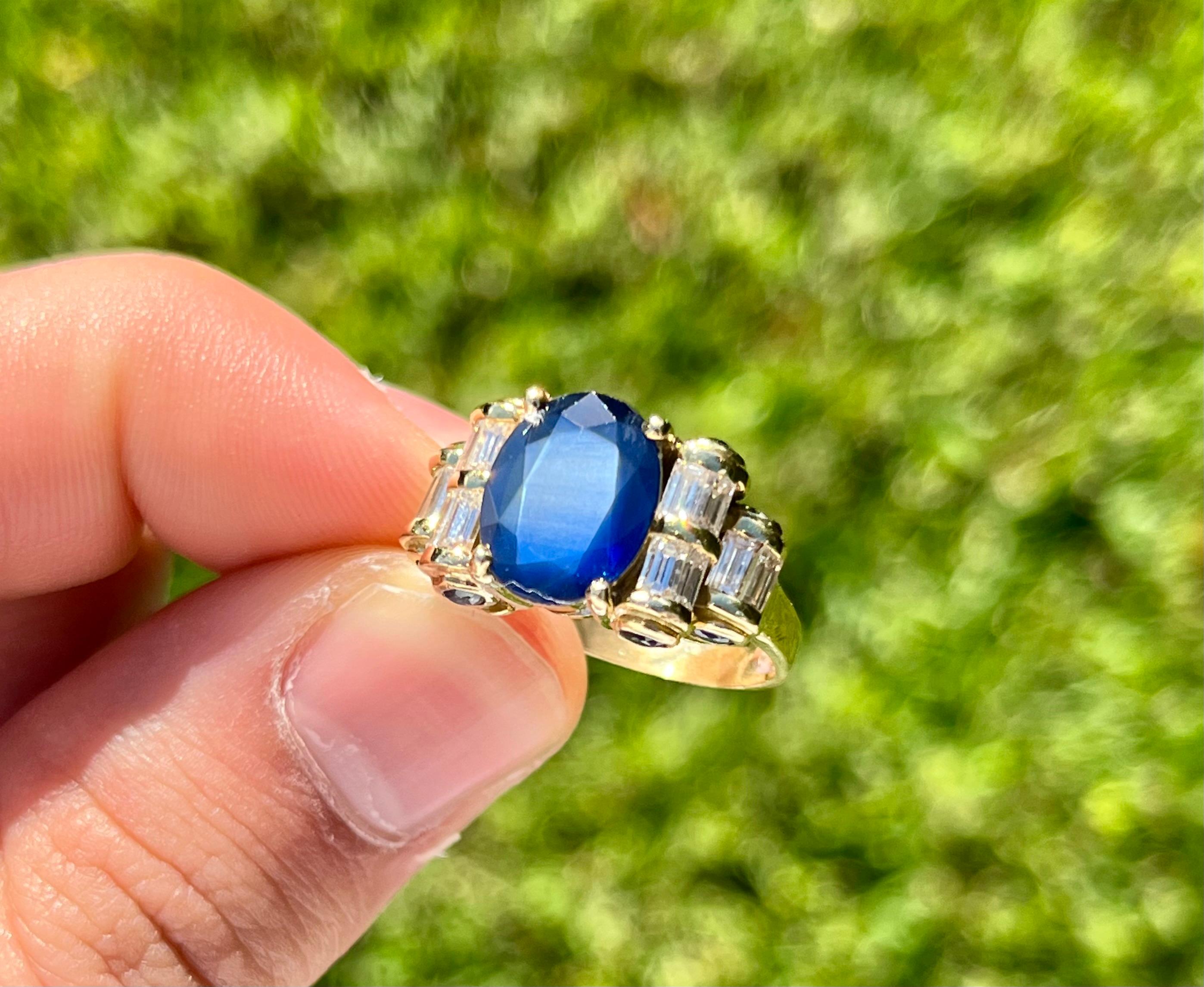 Vintage 4.50 Carat Chanthaburi Sapphire and Baguette Diamond Ring in 18k Gold For Sale 1