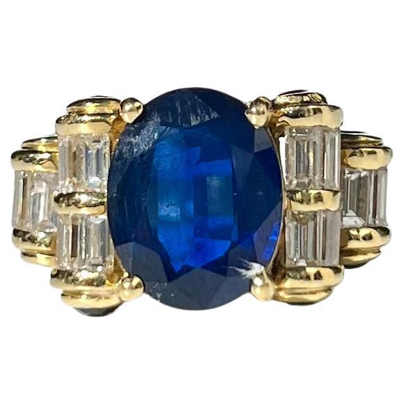 Vintage 4.50 Carat Chanthaburi Sapphire and Baguette Diamond Ring in 18k Gold For Sale