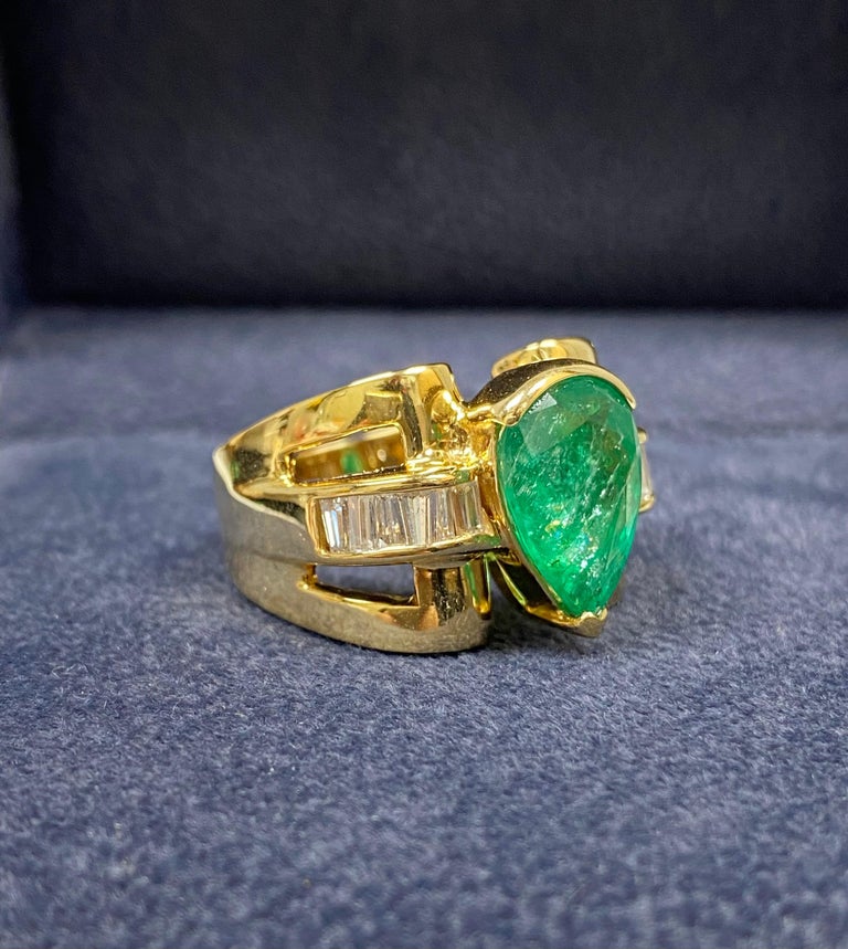Vintage 4.50 Carat Pear Shape Emerald and Baguette Diamond Men's Gold Ring In New Condition For Sale In Miami, FL