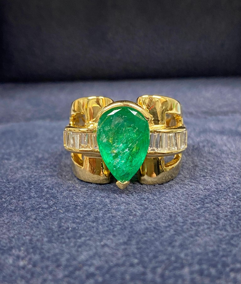 Vintage 4.50 Carat Pear Shape Emerald and Baguette Diamond Men's Gold Ring For Sale 1