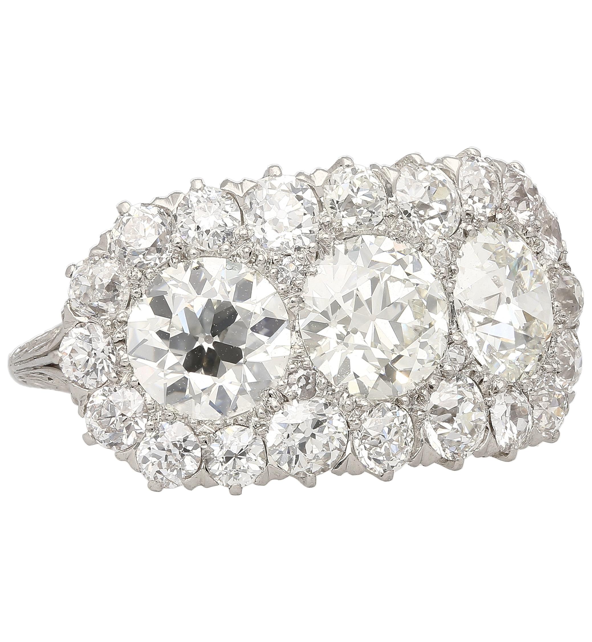 Vintage Art Deco Verlobungsring mit drei Steinen aus natürlichen Diamanten. In Platin gefasst, mit handgeschnitztem Filigran auf dem Schaft. Die drei Steine in der Mitte sind alteuropäisch geschliffen und wiegen jeweils etwa 1,50 Karat. 

Verziert