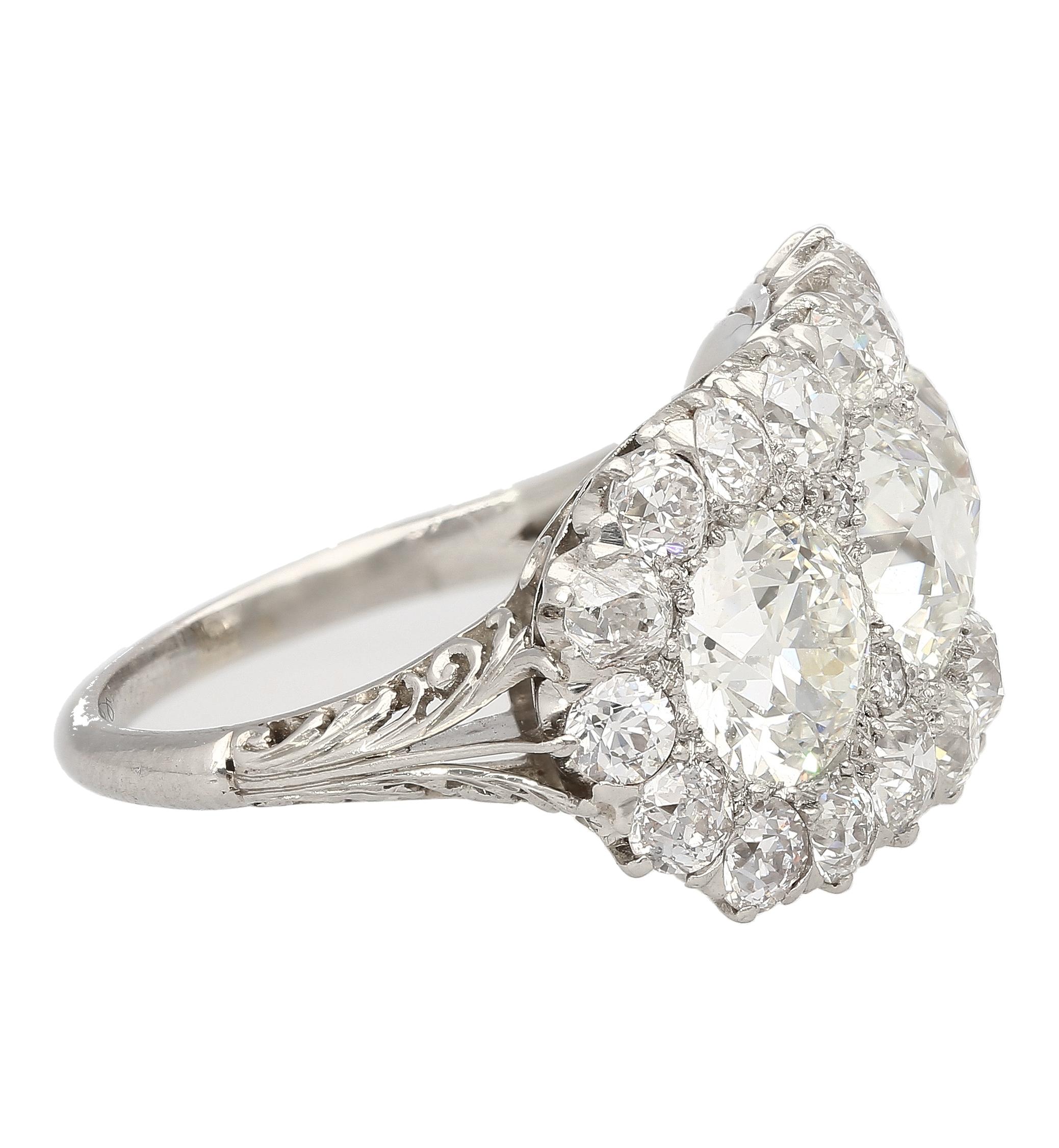 Vintage 4,50 CTTW Old European Cut Diamant Drei-Stein-Platin Verlobungsring  im Zustand „Hervorragend“ im Angebot in Miami, FL