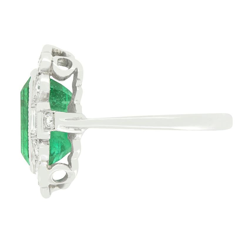 Vintage-Cluster-Ring mit 4,50 Karat Smaragd und Diamant, ca. 1970er Jahre (Art déco) im Angebot