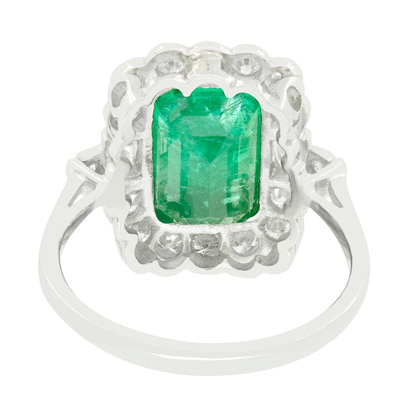 Vintage-Cluster-Ring mit 4,50 Karat Smaragd und Diamant, ca. 1970er Jahre (Smaragdschliff) im Angebot