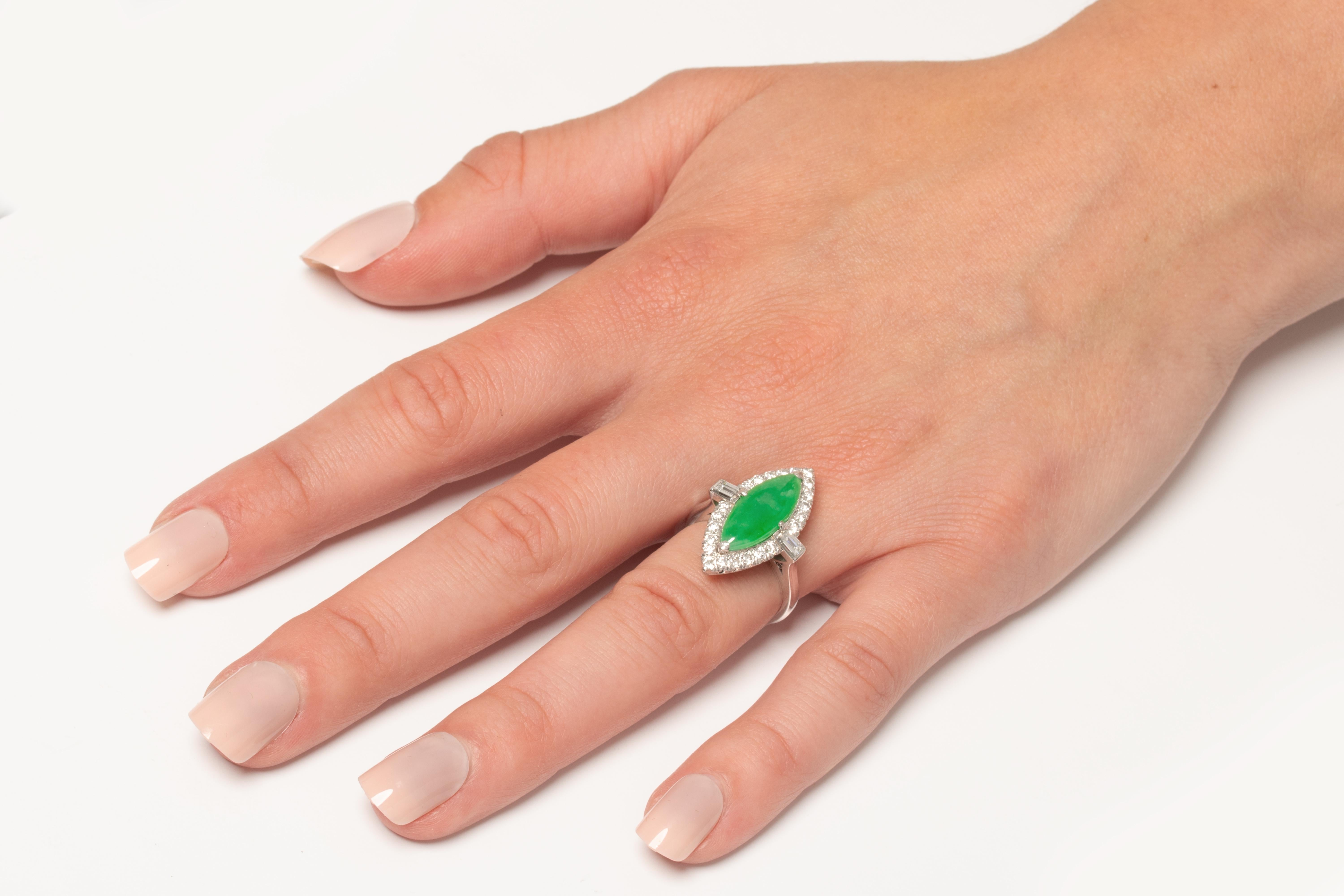 Vintage-Halo-Ring aus Jade mit 4,50 Karat Diamanten, ca. 1950er Jahre im Angebot 2