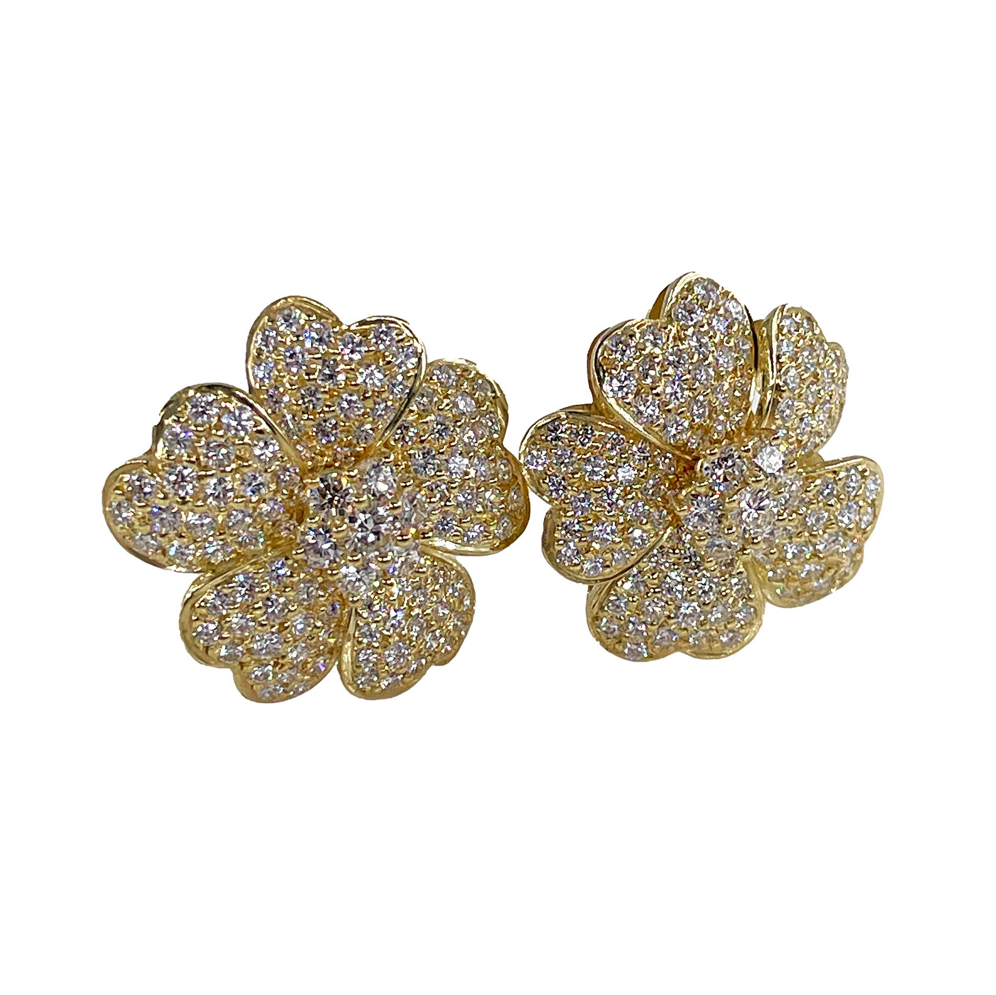 Modern Vintage 4.50ctw Diamond Flower Gold Earrings Ear Pendants in 18K Yellow Gold For Sale