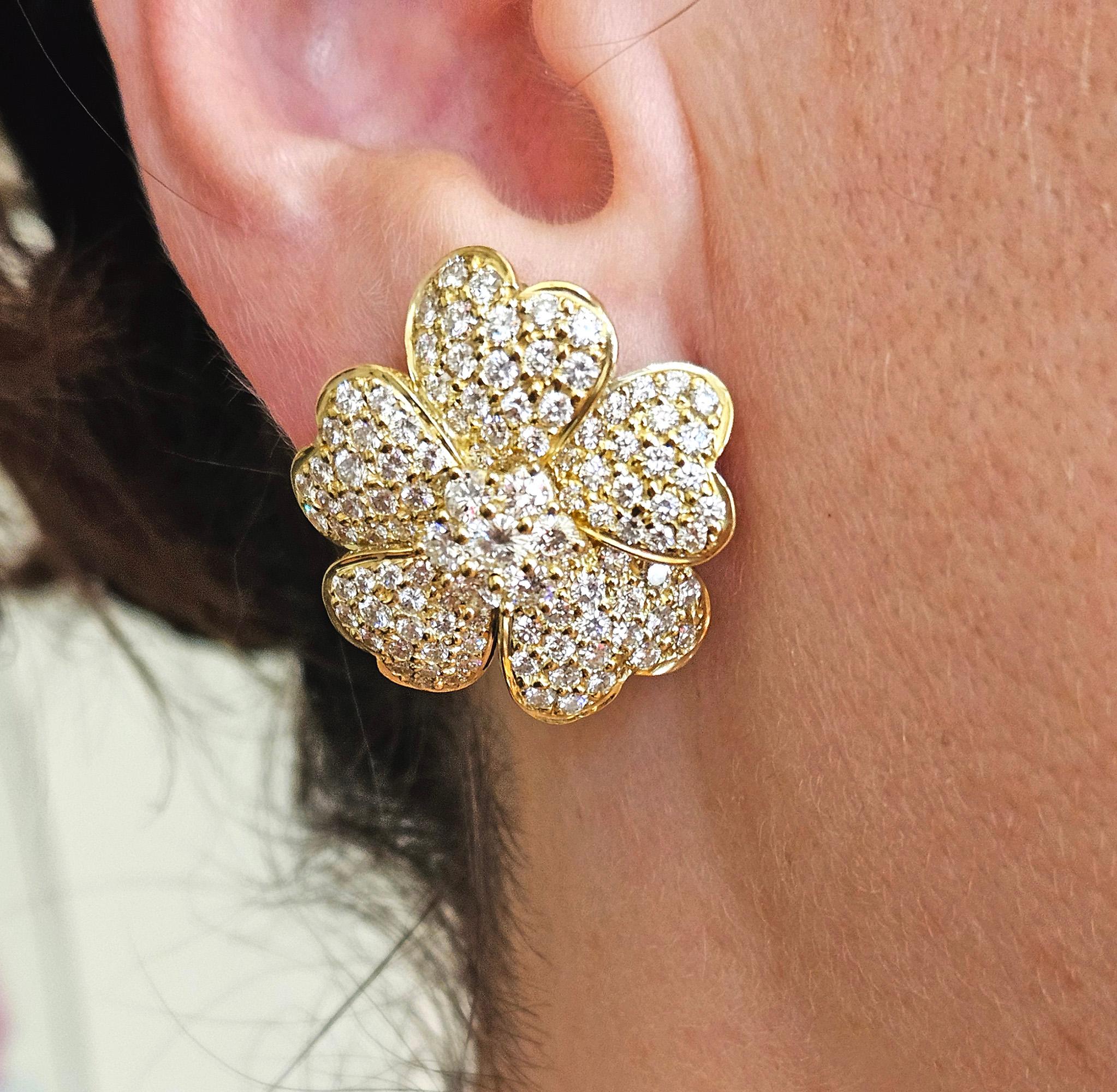 Vintage 4.50ctw Diamond Flower Gold Earrings Ear Pendants in 18K Yellow Gold For Sale 1