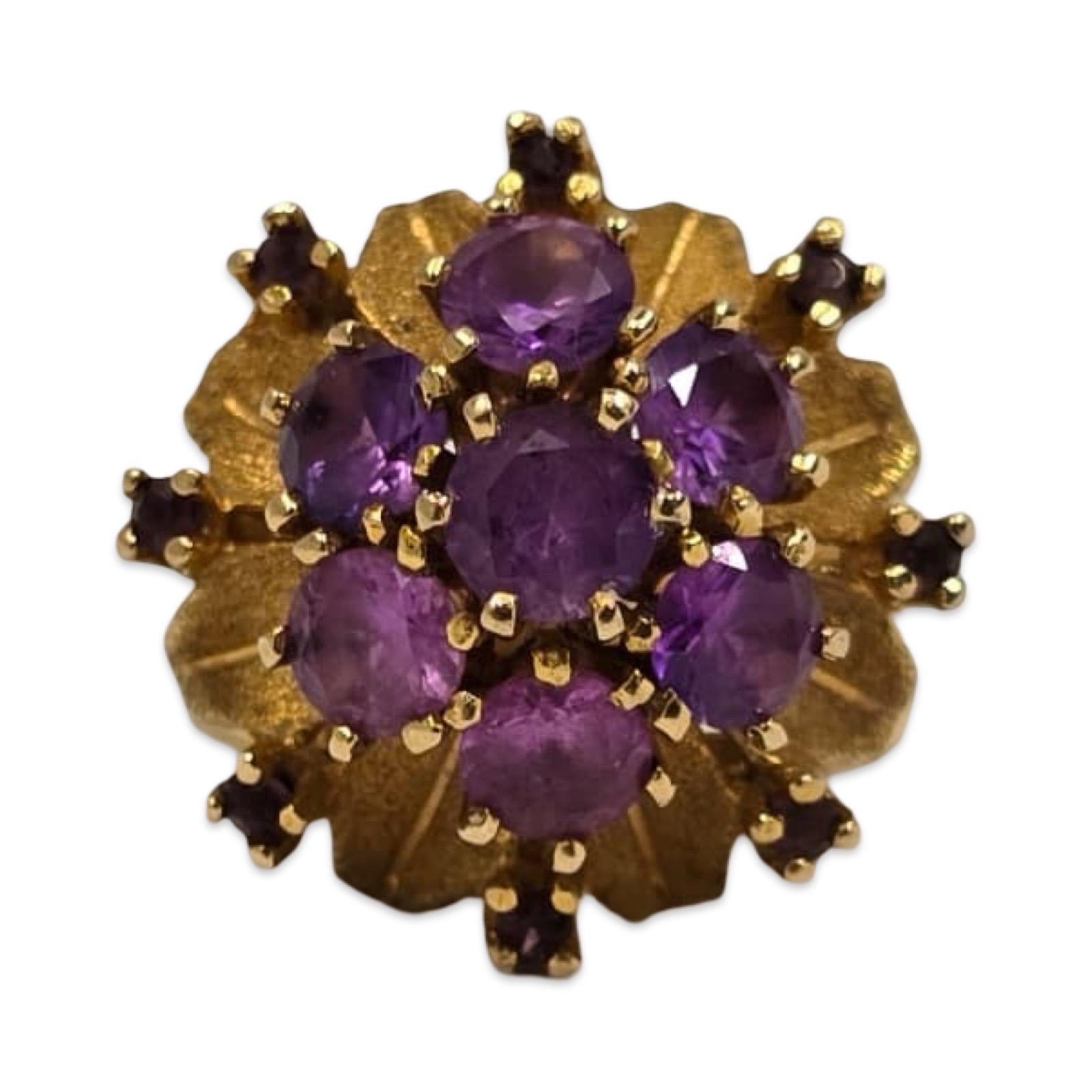 Cette bague de cocktail italienne des années 1960, en forme d'étoile, a été fabriquée à la main en or jaune 18 carats. Elle est ornée d'environ 4,5 carats de saphirs violets taillés en rond, chacun mesurant 5,25 mm. Le dôme floral audacieux et