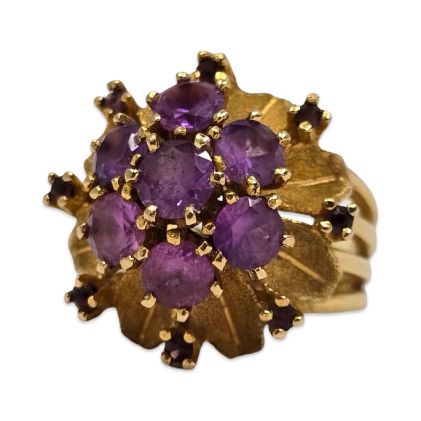 Taille ronde Vintage 4.50tcw Violet Sapphire Starburst Explosion Ring 18k Gold en vente