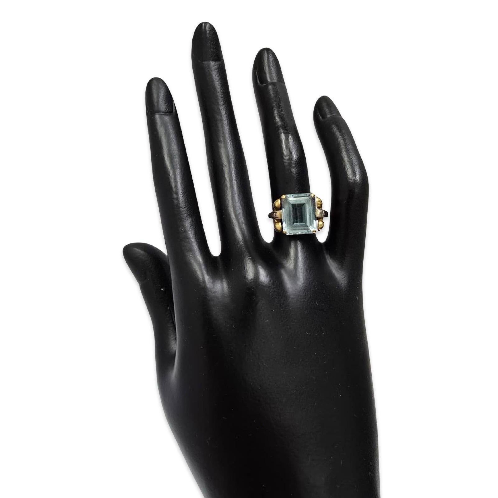 Ein raffinierter Vintage-Ring aus massivem 18-karätigem Gold, besetzt mit einem außergewöhnlich eleganten Aquamarin von etwa 4,52 Karat. Der Stein im Smaragdschliff hat einen kühlen, eisblauen Farbton mit klaren, stufenförmig geschliffenen Facetten,