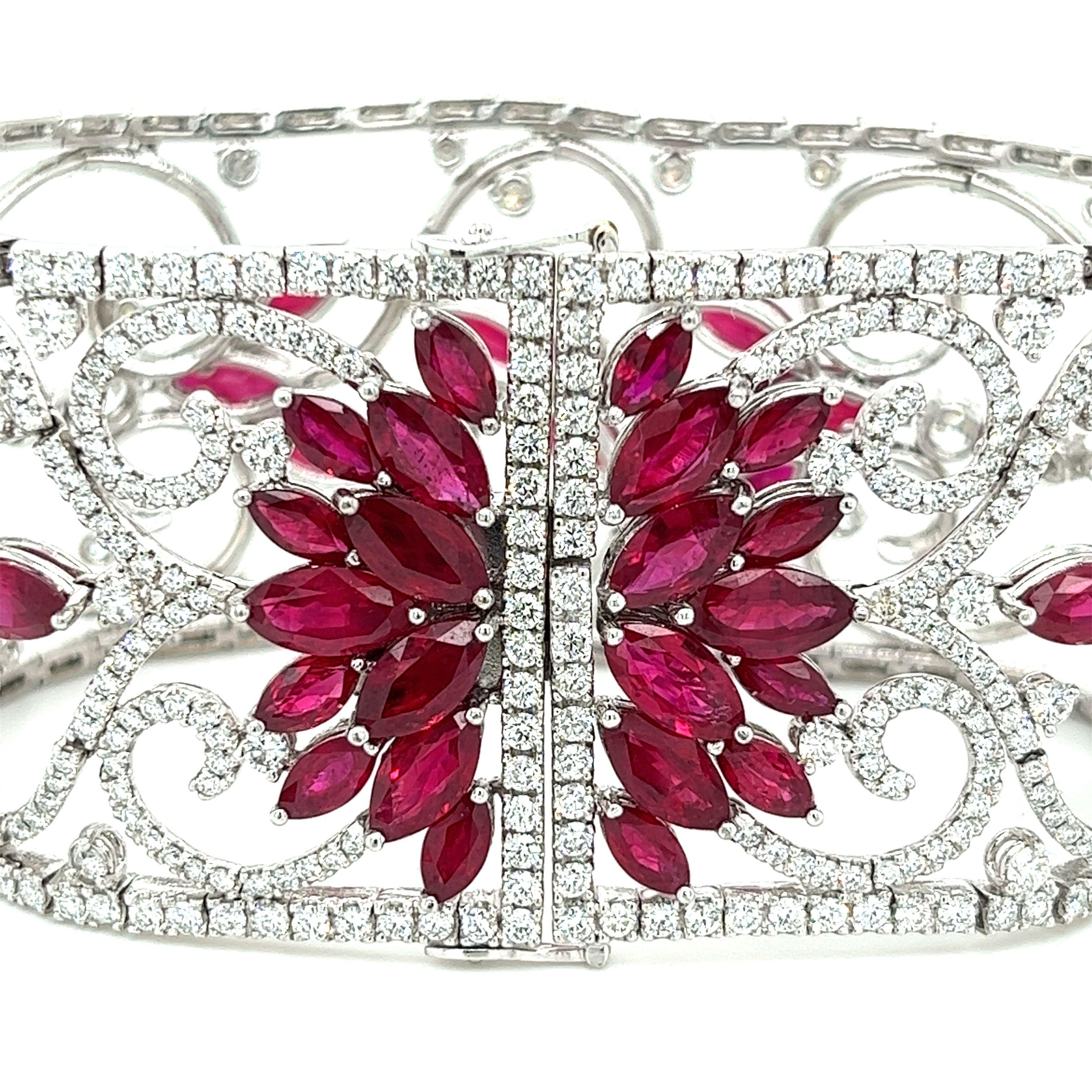 Erleben Sie die unvergleichliche Schönheit und Raffinesse dieses filigranen Armbands mit Rubinen und Diamanten im Art-Déco-Stil. Dieses luxuriöse Schmuckstück mit zeitloser Eleganz ist mit 35 Karat Rubinen und 11 Karat Diamanten in einem dynamischen