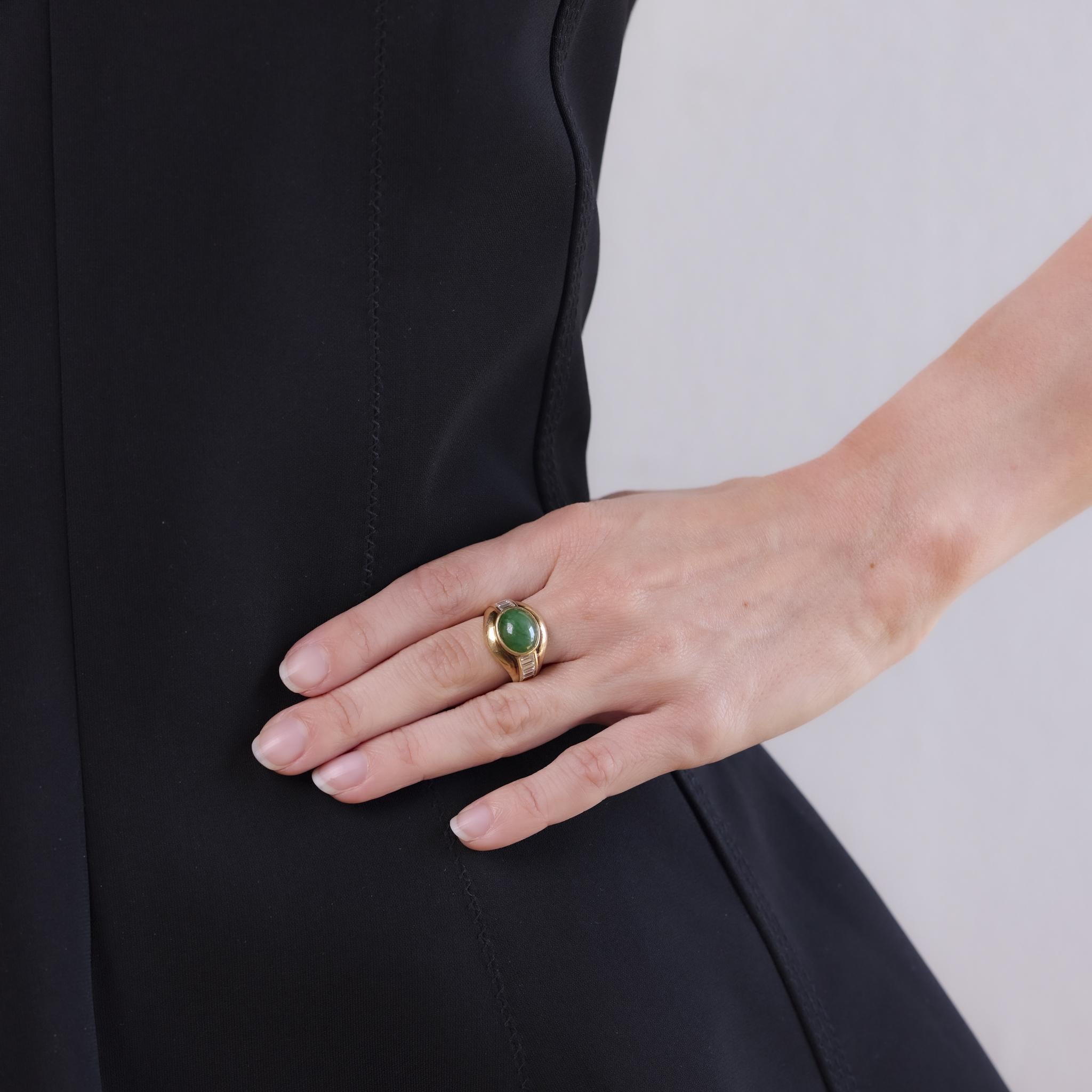 Cabochon Vintage 4.65 carat cabochon jade 18k yellow gold bezel ring in vendita