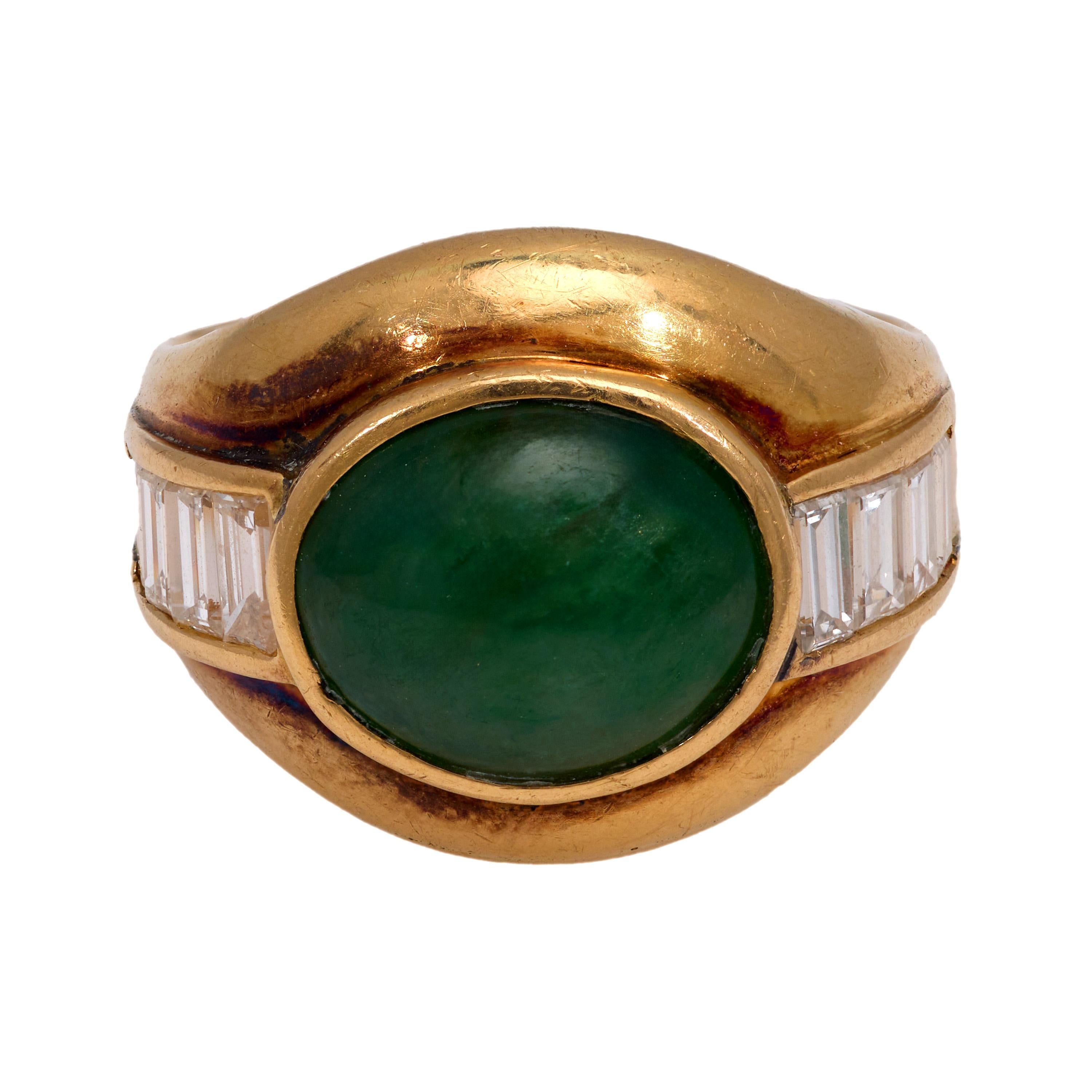 Vintage 4.65 carat cabochon jade 18k yellow gold bezel ring In condizioni buone in vendita a Beverly Hills, CA