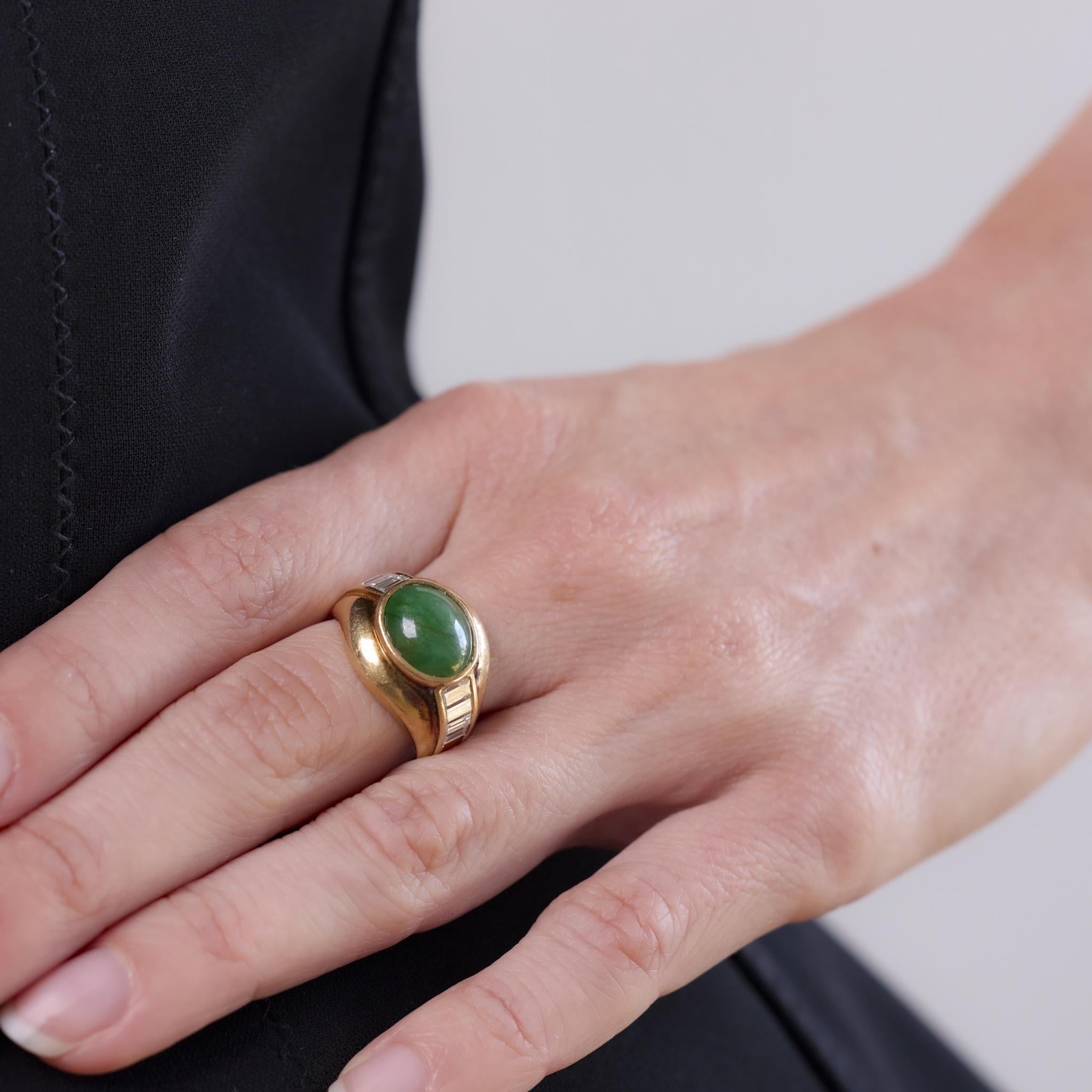 Donna Vintage 4.65 carat cabochon jade 18k yellow gold bezel ring in vendita