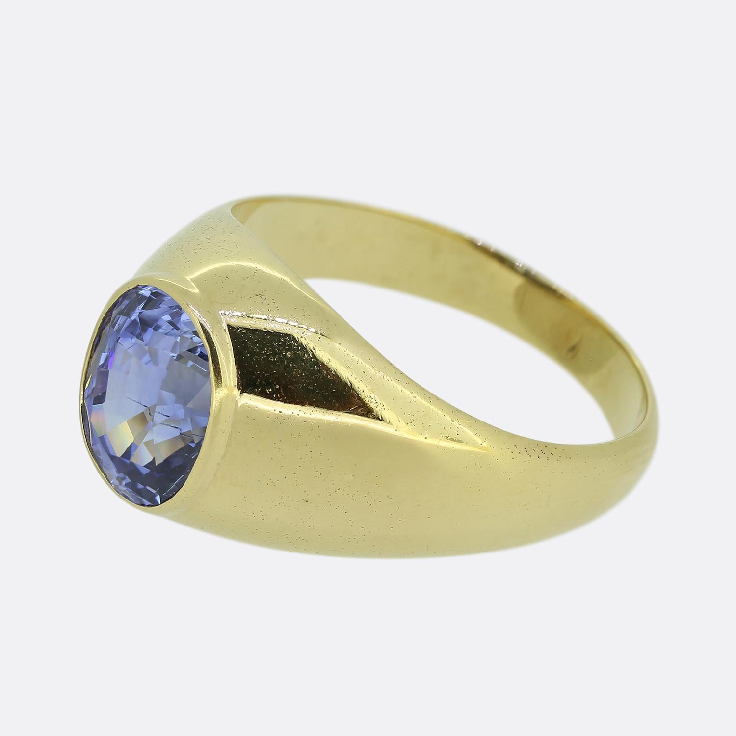 Hier haben wir einen fabelhaften Ring mit einem einzigen Stein. Der Ring besticht durch einen ovalen Saphir von 4,65 Karat, der einen kräftigen blauen Farbton aufweist. Dieser einsame Stein wurde in 18-karätigem Gelbgold inmitten eines Paars breiter