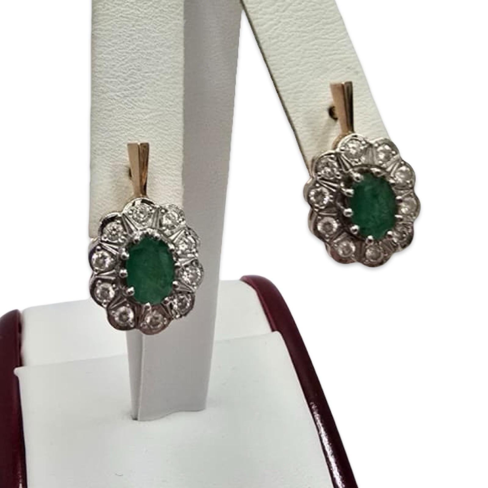 Elegante suite vintage russa in oro rosa e bianco 14k con smeraldi e diamanti, composta da un anello e da orecchini coordinati. L'anello presenta uno smeraldo ovale riccamente colorato di circa 7,25 mm (~1,35 ct), incorniciato da dieci luminosi