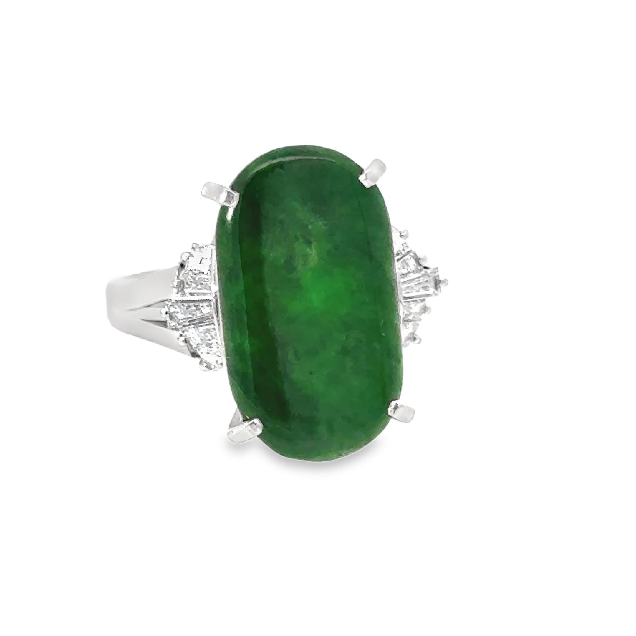 Este anillo vintage de jadeíta, diamantes y platino de 4,75 quilates es una auténtica pieza única. El gran centro de jade simboliza la esperanza, la curación, la buena suerte y la fortuna. Fabricado con jadeíta de alta calidad, diamantes y platino,