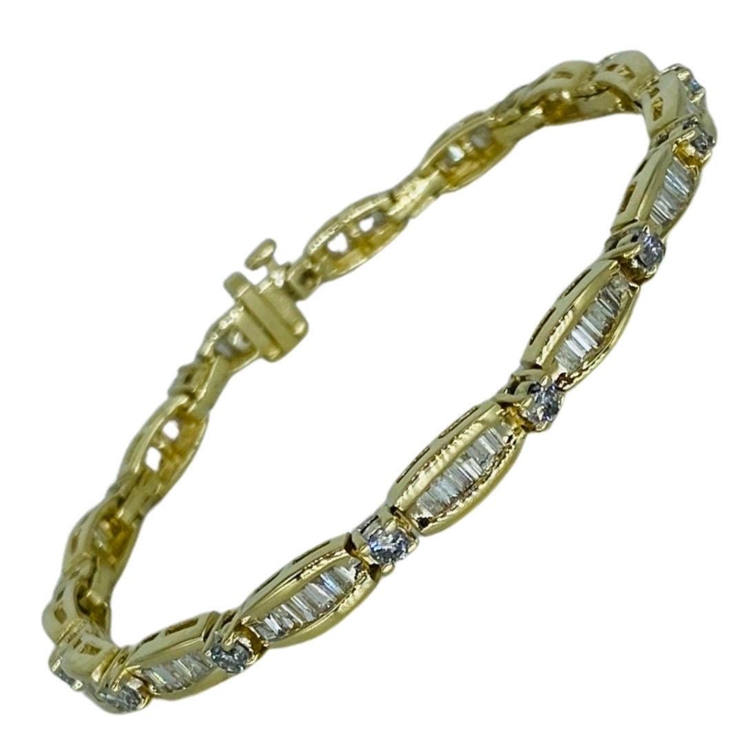 Zweifarbiges Goldarmband mit Baguette-Diamanten, Gesamtgewicht 4,75 Karat (Baguette-Treppenschliff) im Angebot