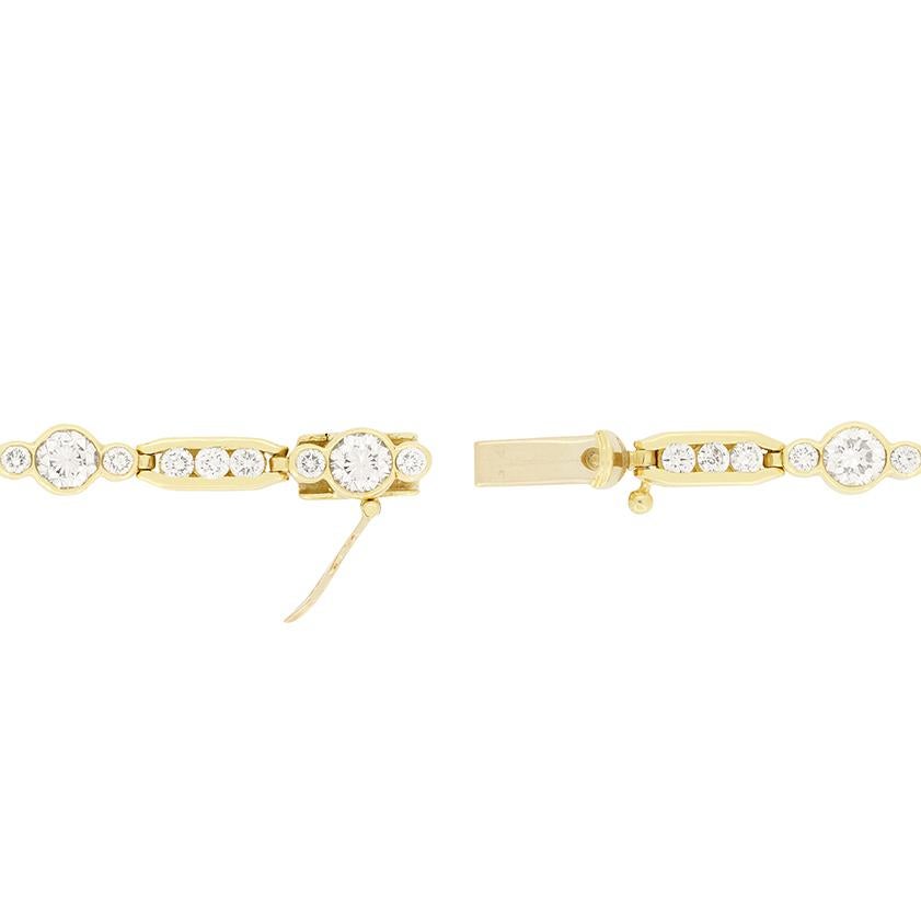 Esta elegante pulsera vintage de la diseñadora Boodles está elaborada en oro amarillo de 18 quilates y mide 19,5 cm de longitud. En toda su longitud hay engastadas cuatro vibrantes esmeraldas. Cada esmeralda es de talla clásica y pesa 1,20 quilates.