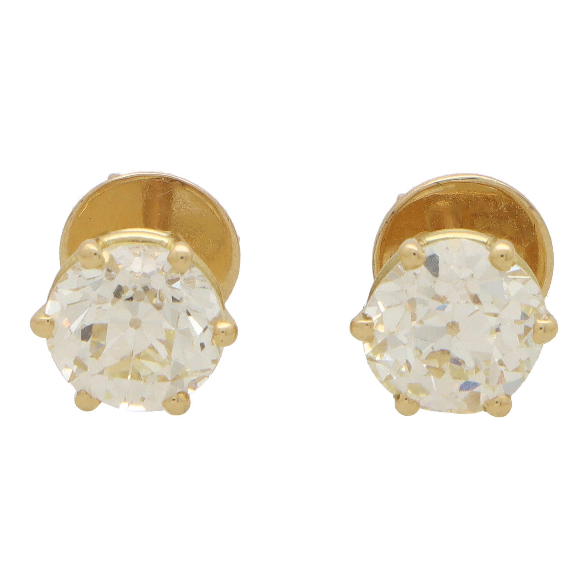 Ein prächtiges Paar Ohrstecker mit Diamanten im alten Schliff, gefasst in Platin.

Jeder Ohrring verfügt über einen wunderschönen Diamanten im Altschliff, der mit vier Krallen sicher in einer offenen Fassung gefasst ist. Die Ohrringe werden mit