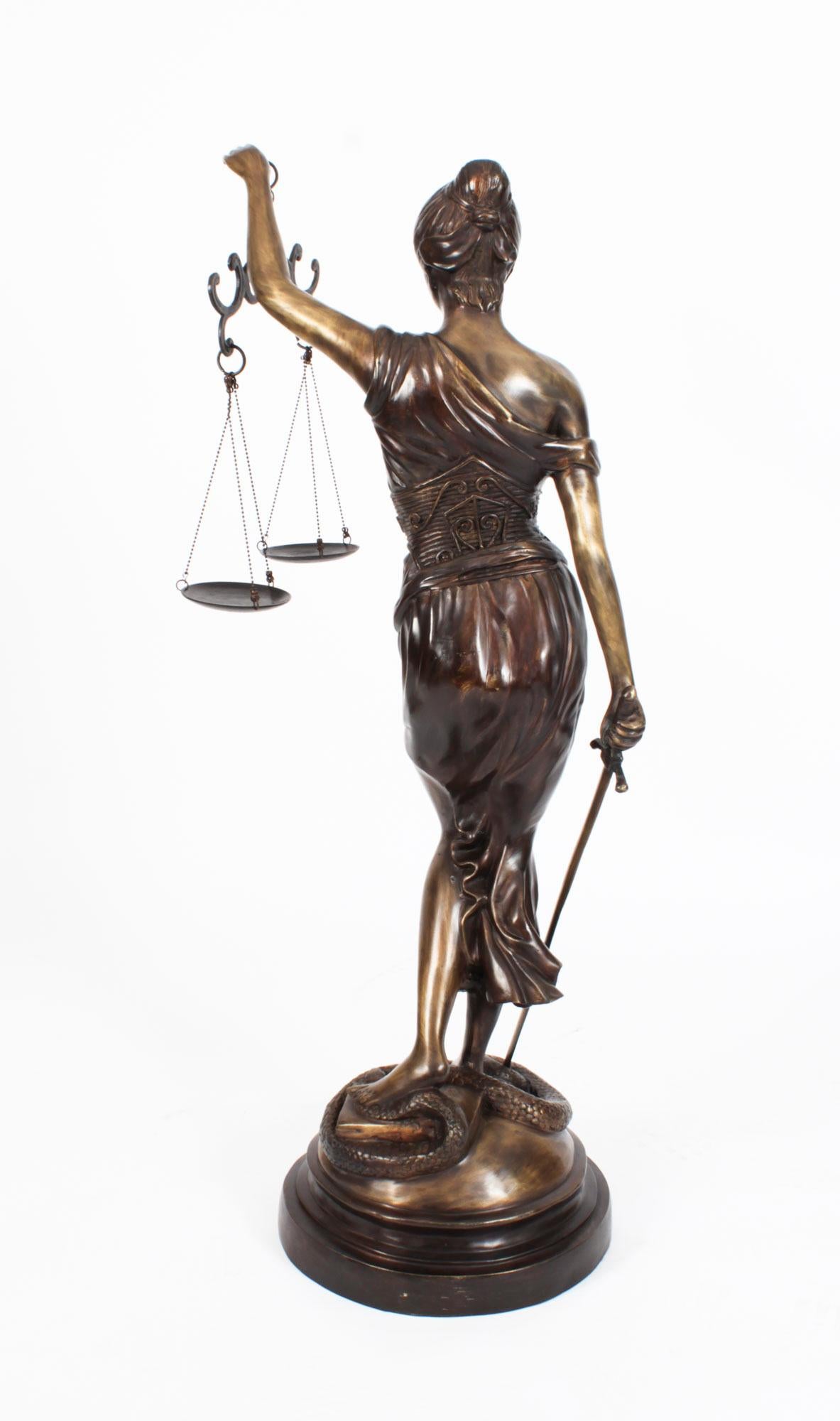 Statue vintage Lady Justice de 4 pieds en bronze du 20ème siècle en vente 4