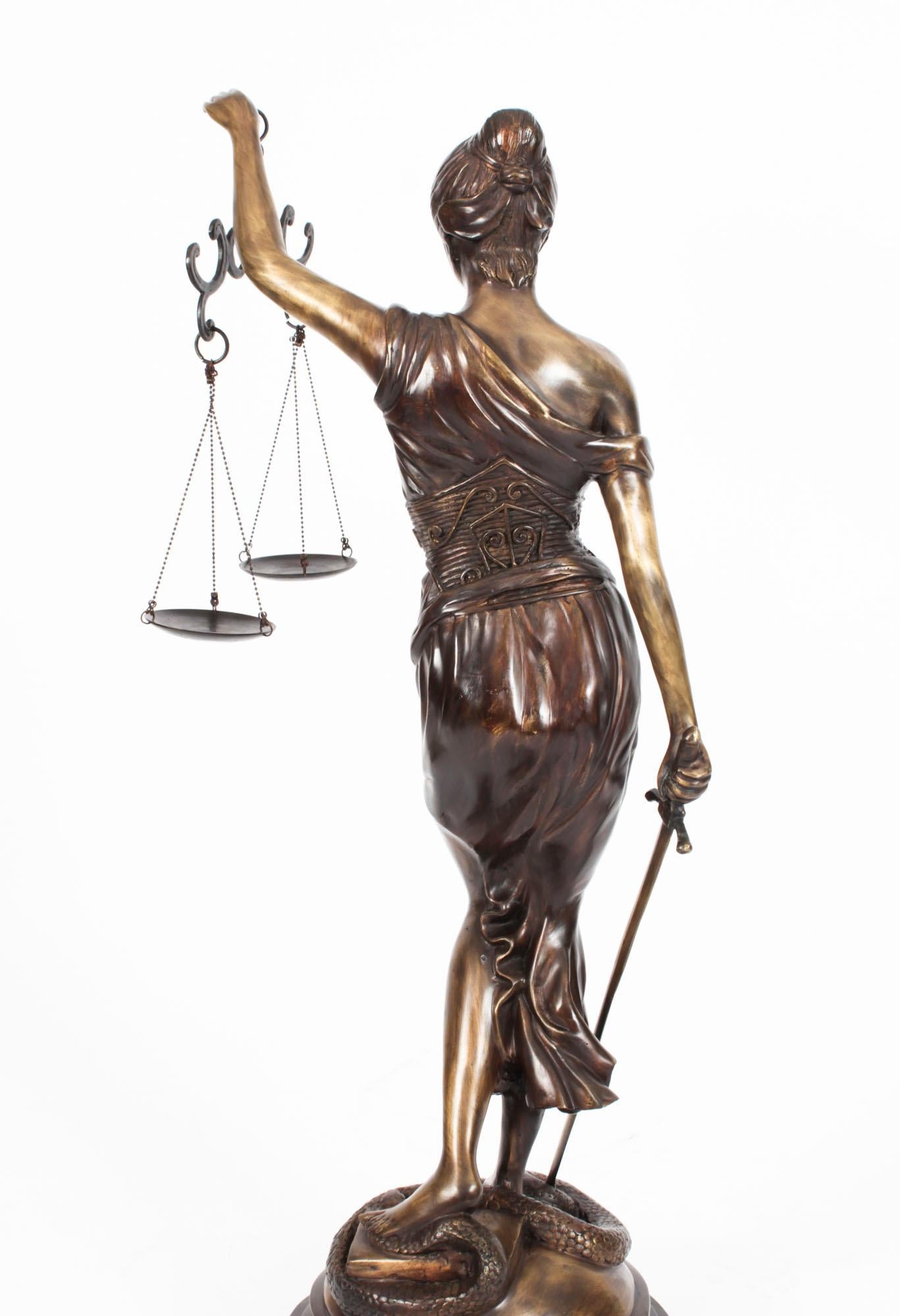 Statue vintage Lady Justice de 4 pieds en bronze du 20ème siècle en vente 5