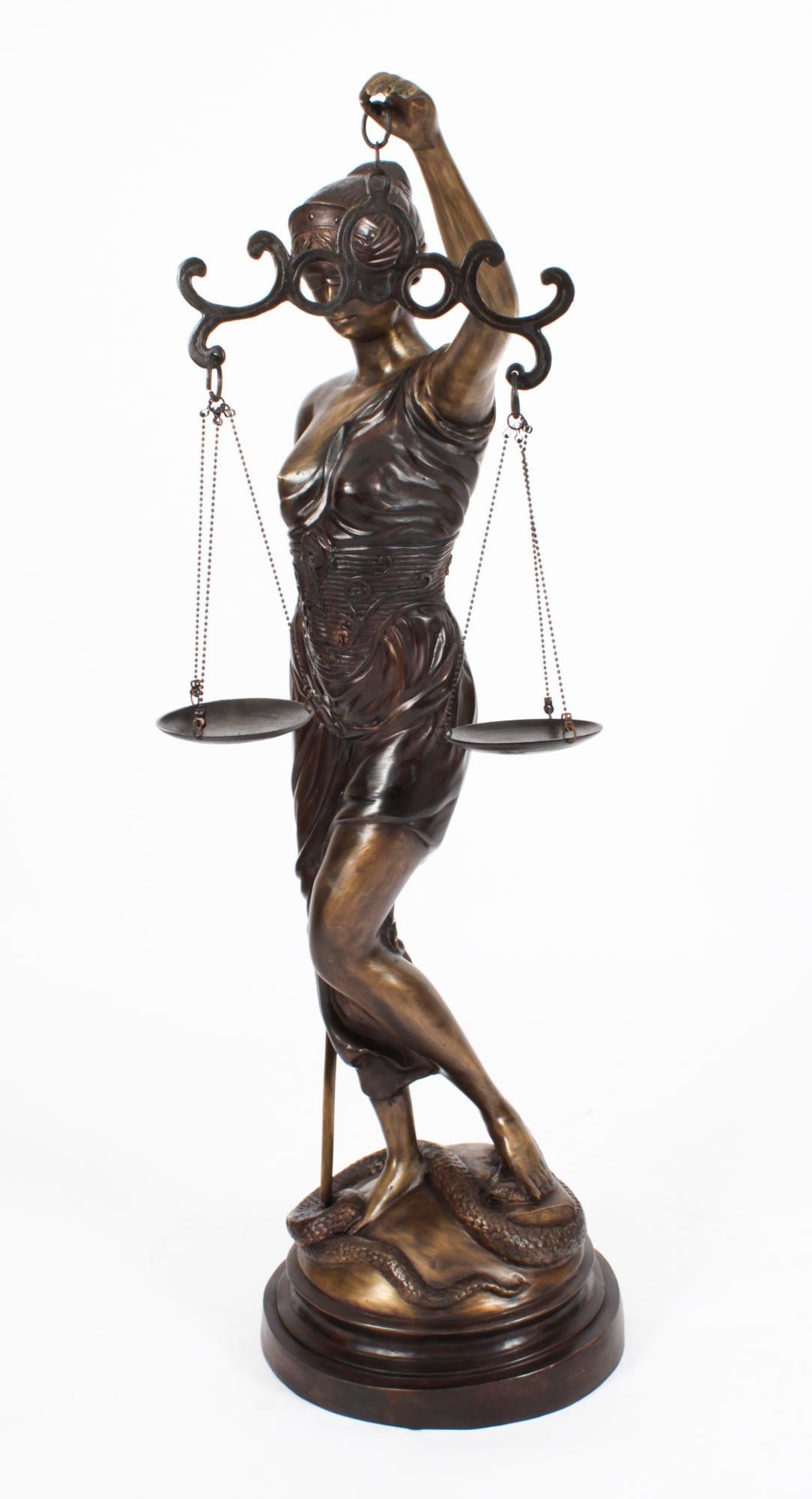 Statue vintage Lady Justice de 4 pieds en bronze du 20ème siècle en vente 7