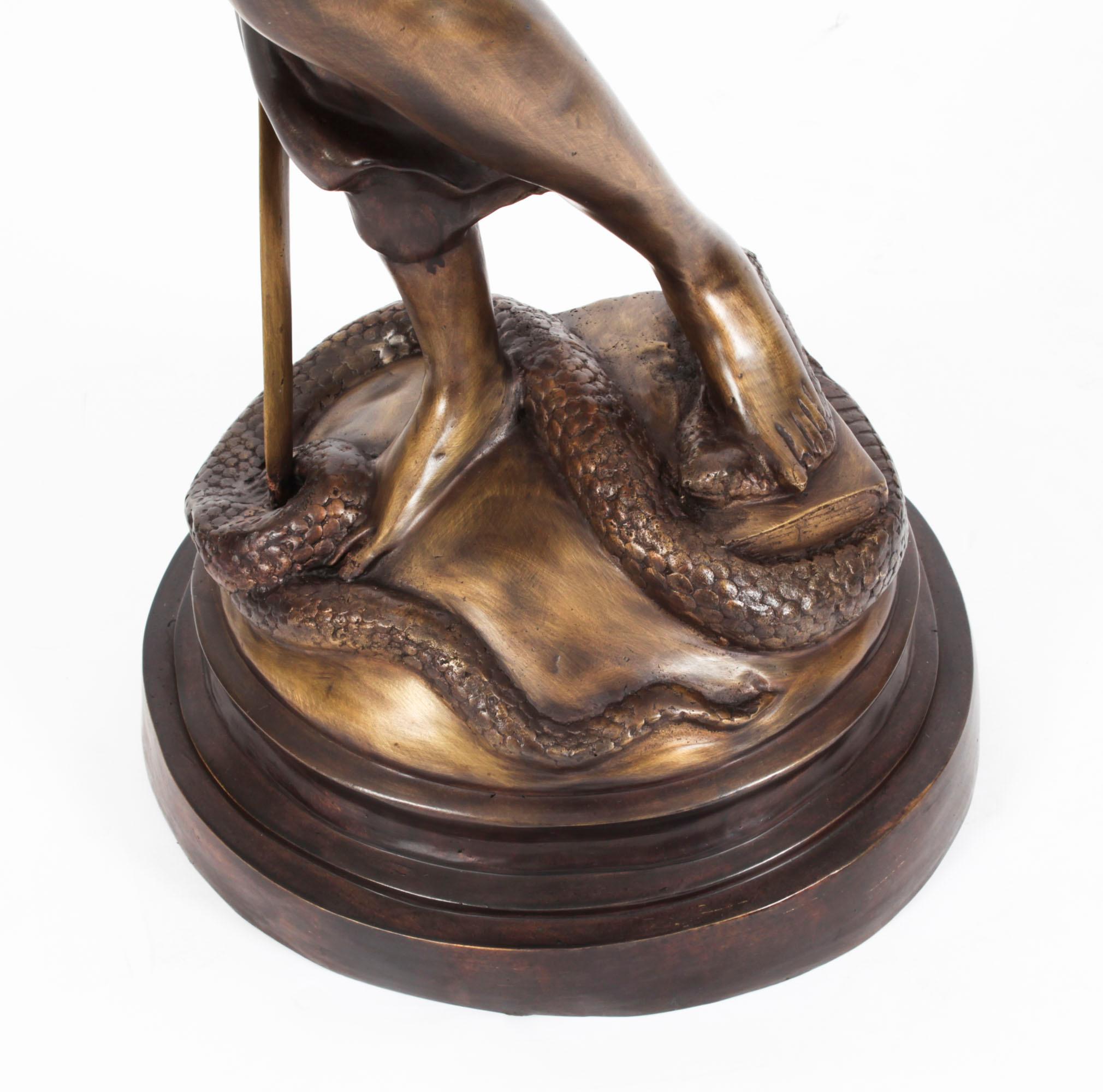 Statue vintage Lady Justice de 4 pieds en bronze du 20ème siècle en vente 10