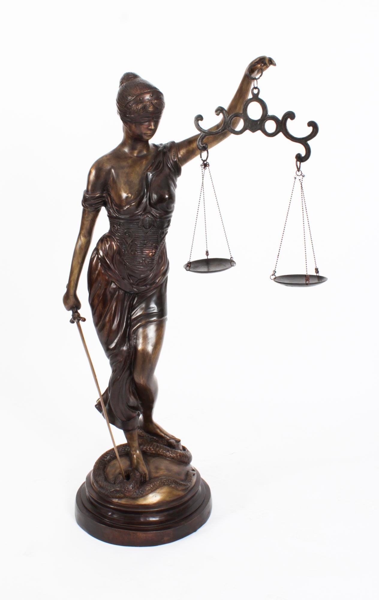Statue vintage Lady Justice de 4 pieds en bronze du 20ème siècle en vente 11
