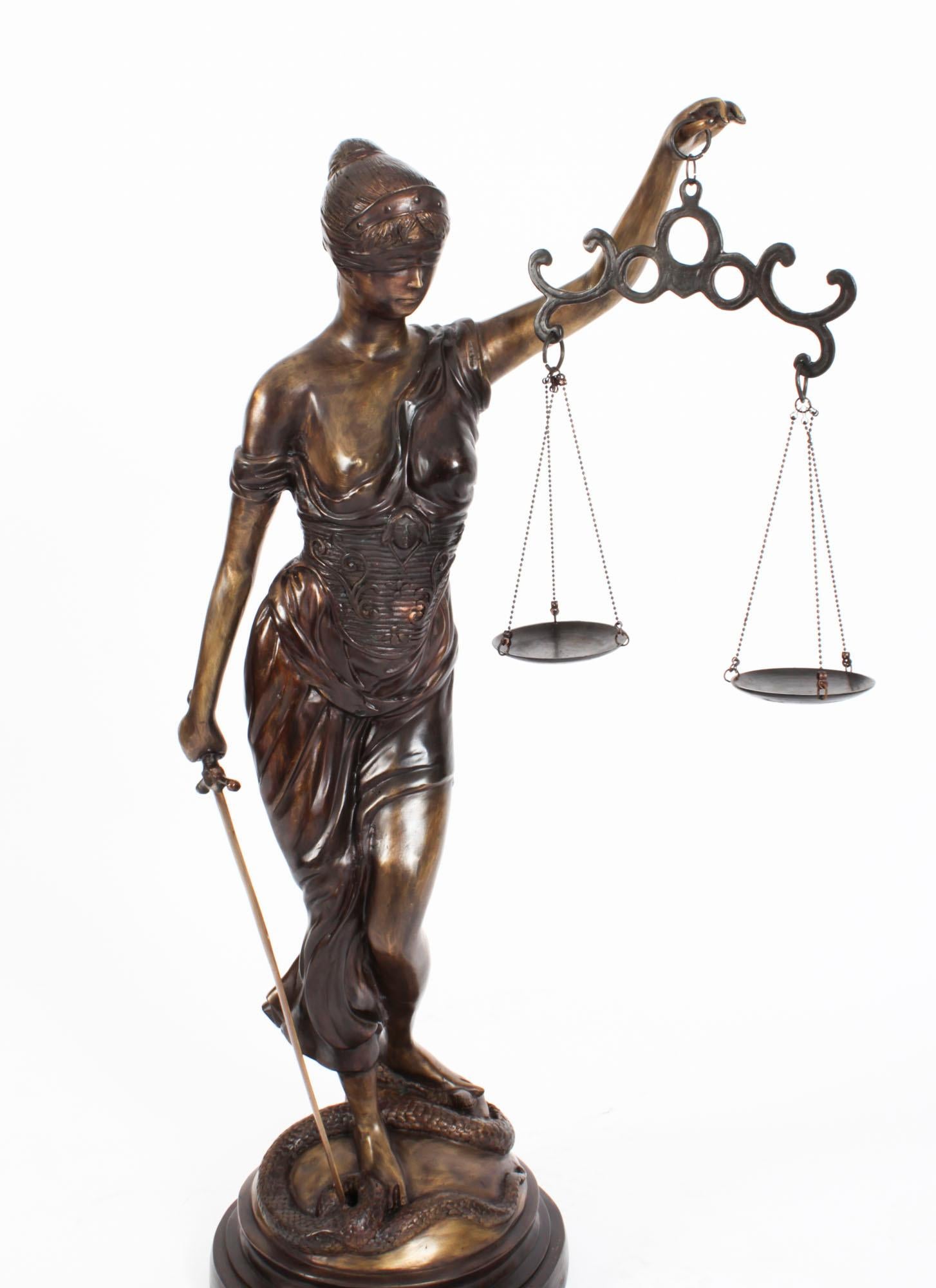 Statue vintage Lady Justice de 4 pieds en bronze du 20ème siècle Bon état - En vente à London, GB