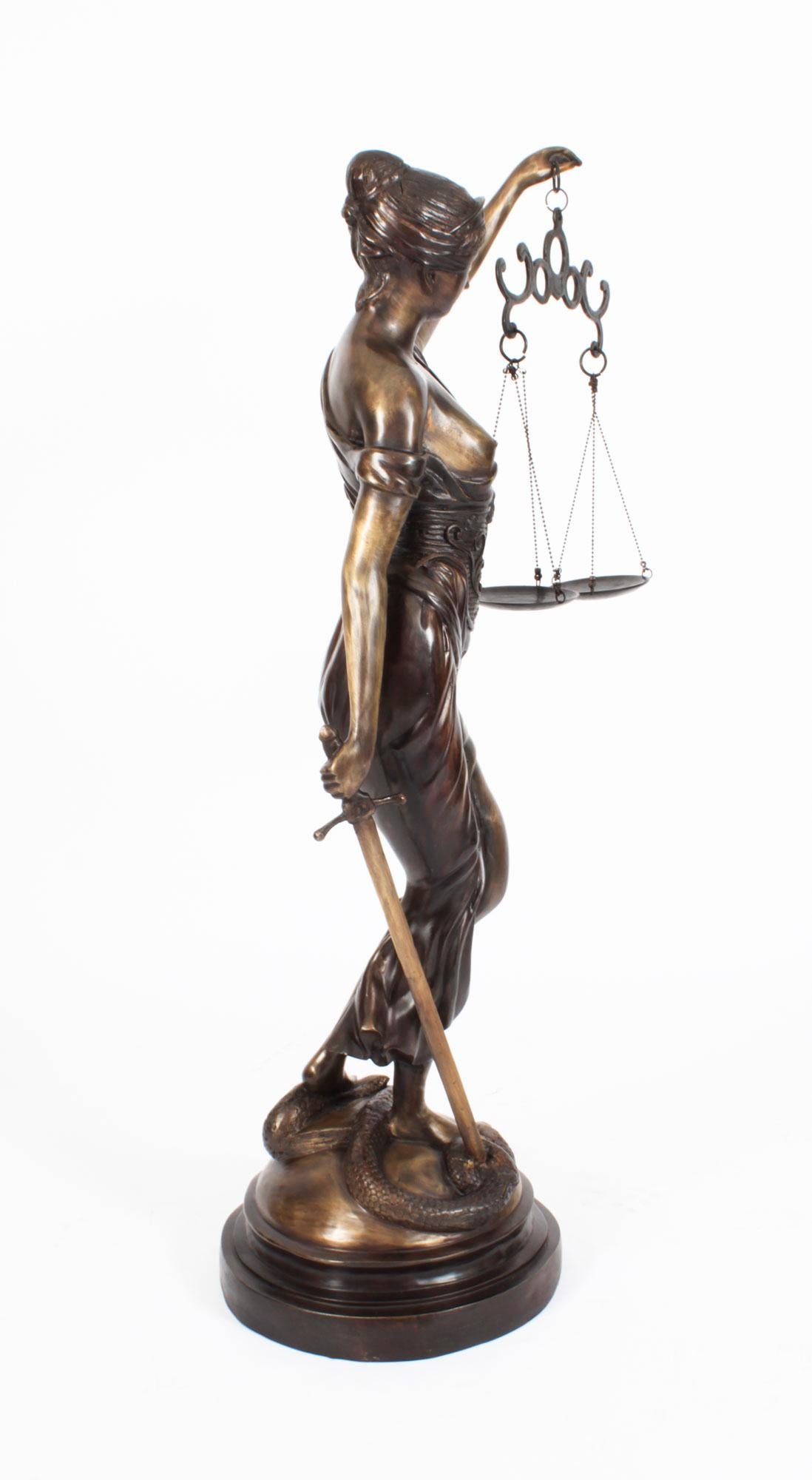 Statue vintage Lady Justice de 4 pieds en bronze du 20ème siècle en vente 2