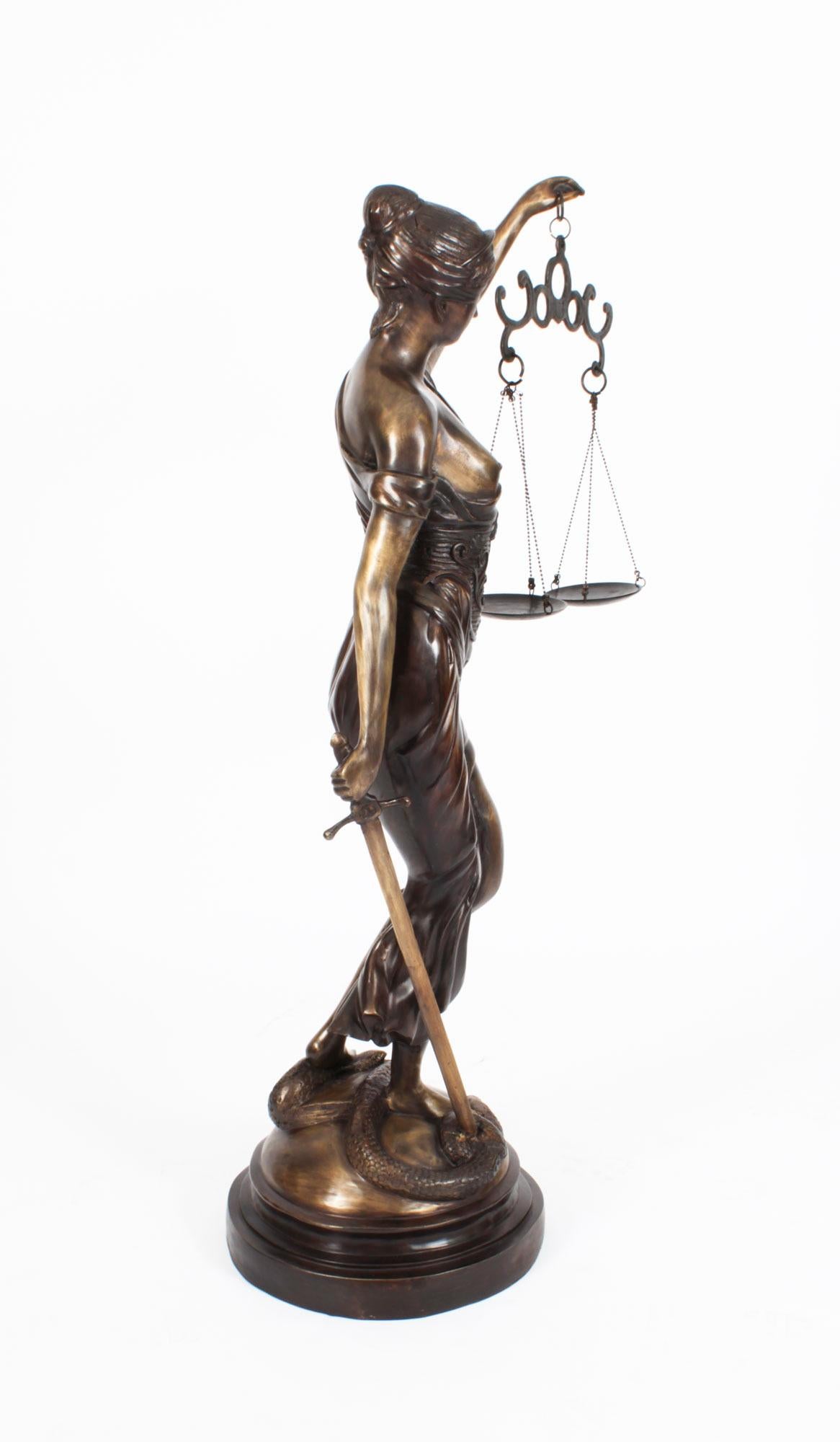 Statue vintage Lady Justice de 4 pieds en bronze du 20ème siècle en vente 3