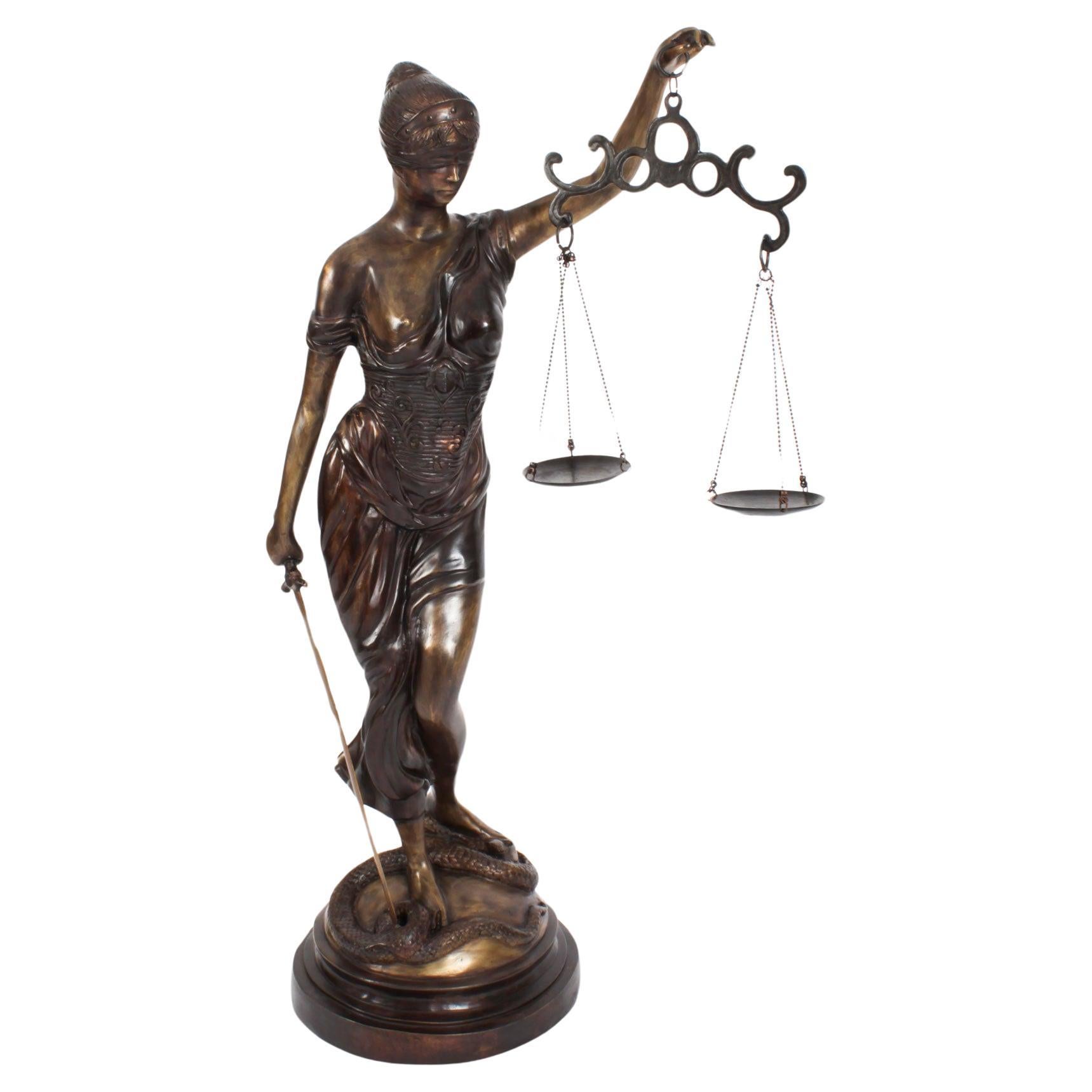 Statue vintage Lady Justice de 4 pieds en bronze du 20ème siècle en vente