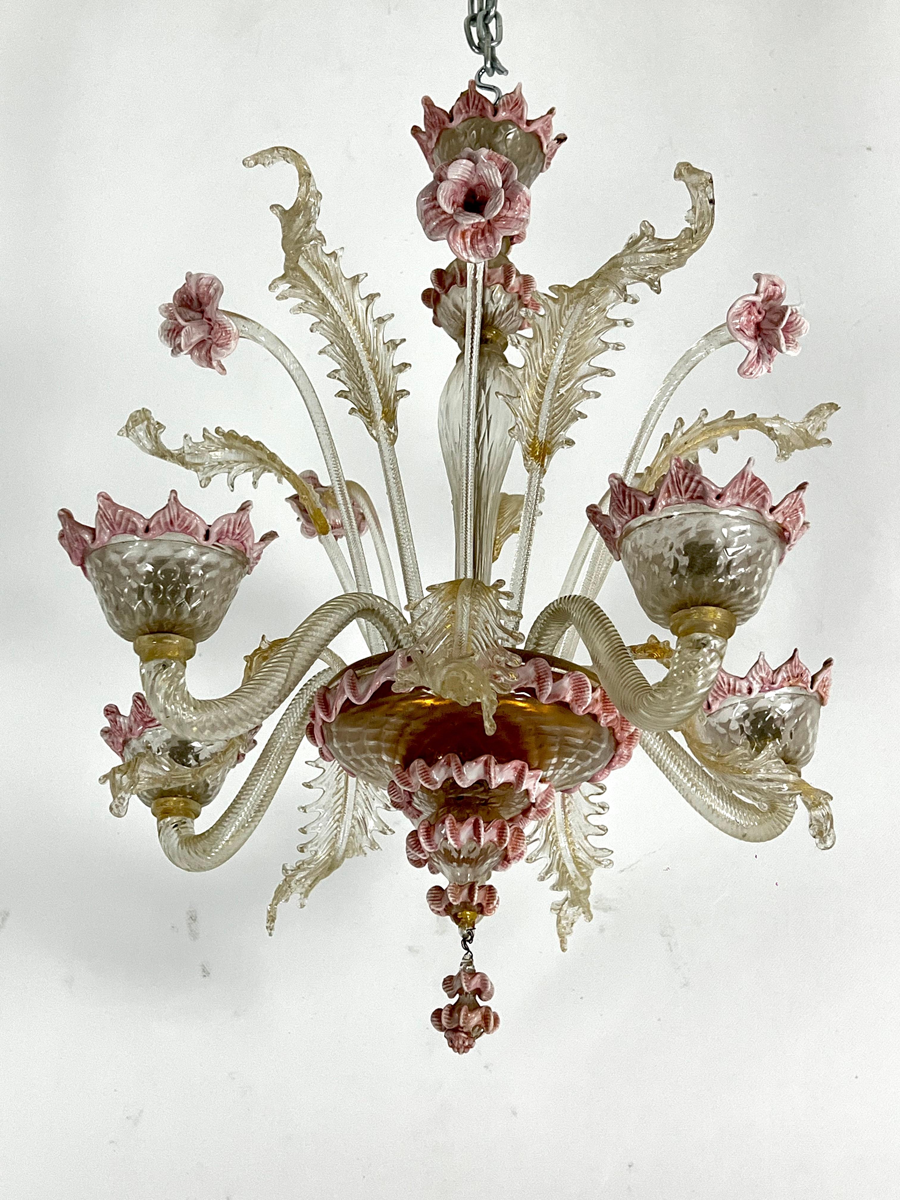 Vintage handblown Murano glass chandelier with gold produced in Italy during the early 1900s. Great vintage condition with normal trace of age and use. No chips or cracks. Full working with EU standard, adaptable on demand for USA standard.