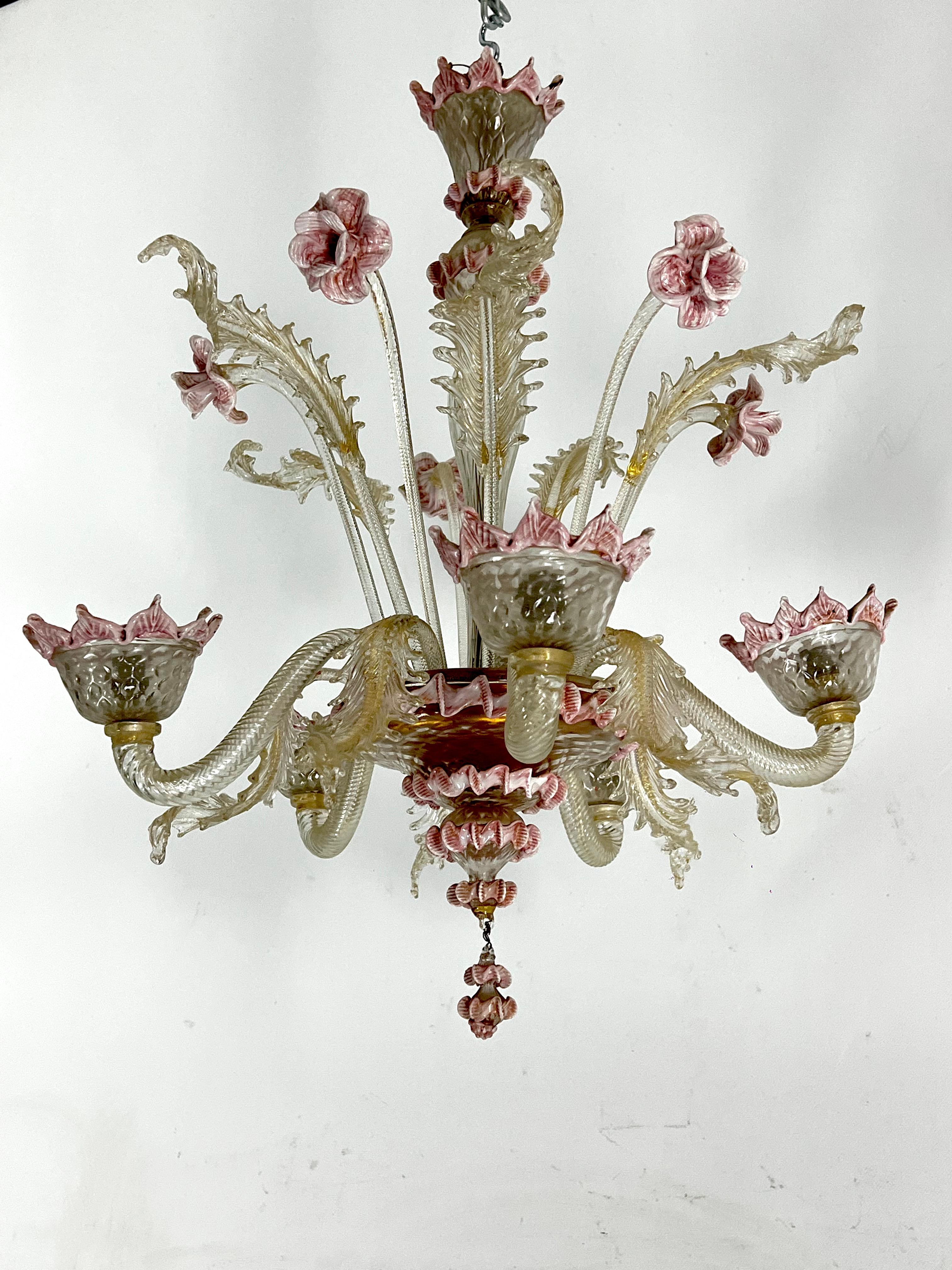 Vintage 5 arms handcrafted floral Murano glass chandelier with gold. Italy 1910s In Good Condition In Catania, CT