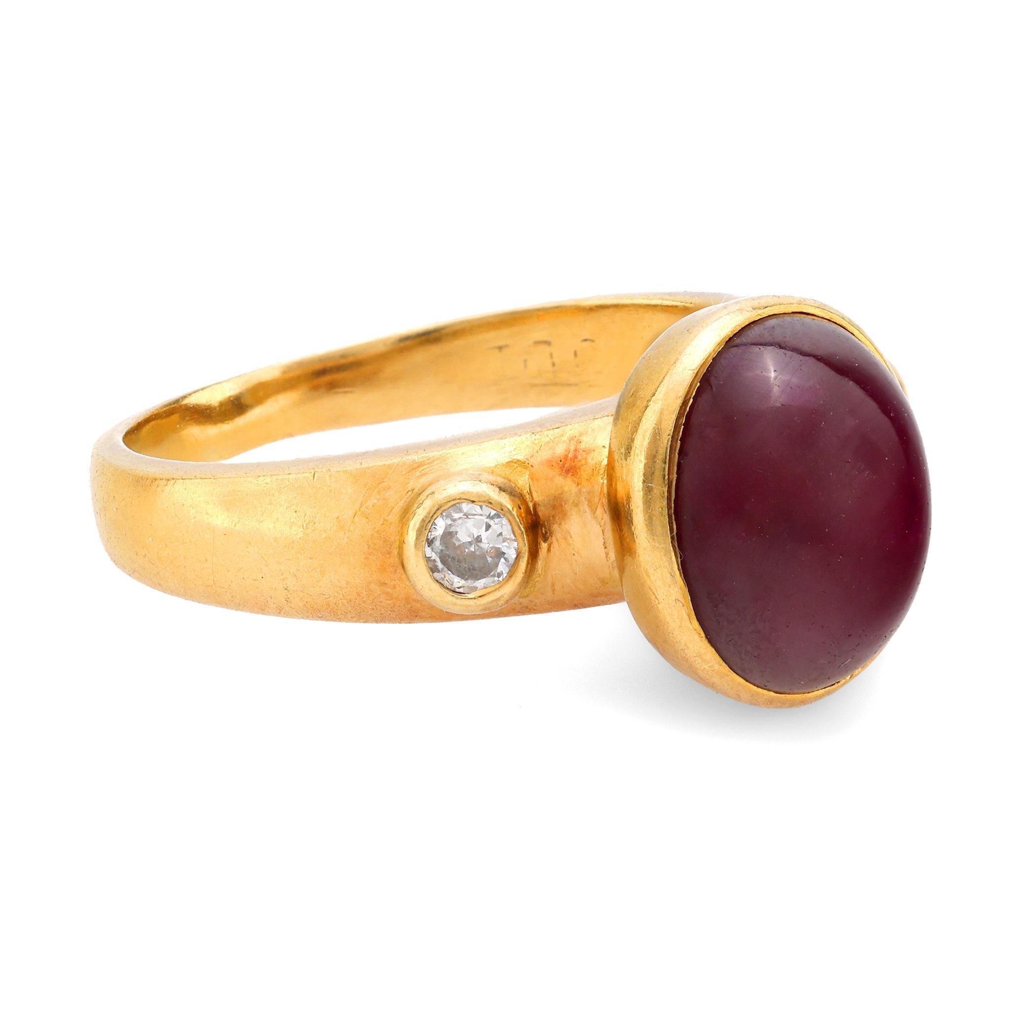 Modern Vintage 5 carat cabochon ruby diamond 18k yellow gold ring For Sale