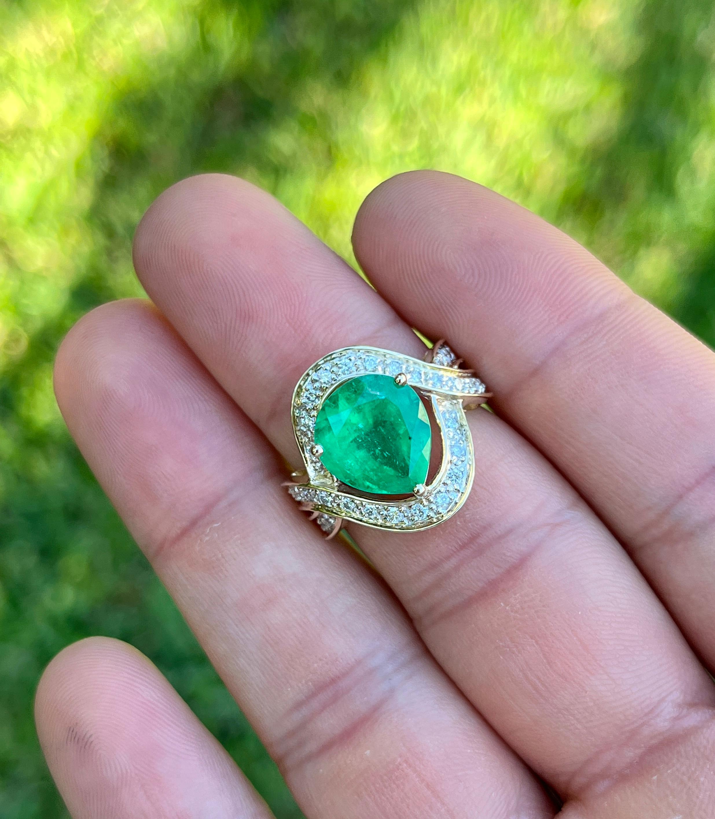 Art Deco-inspired natural emerald and diamond ring in 14k solid gold. Gemstones are stationed on a stunning split shank ring setting that encapsulated the center stone, providing excellent coverage on the finger.

Setting Details:
✔ Metal: 14k