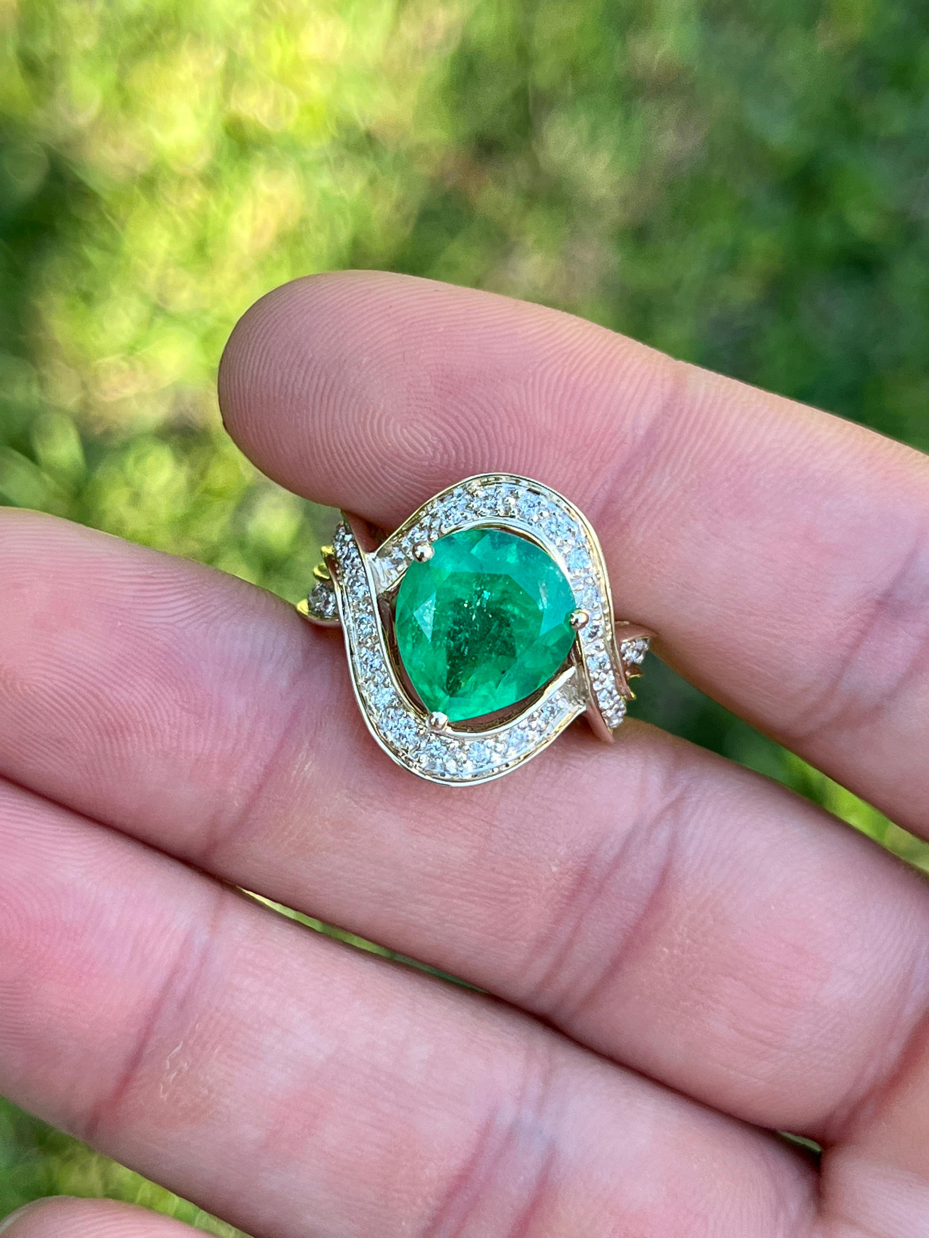Art Déco Anello Vintage 5 Carat Pear Cut Emerald Crossover Double Split Band in vendita