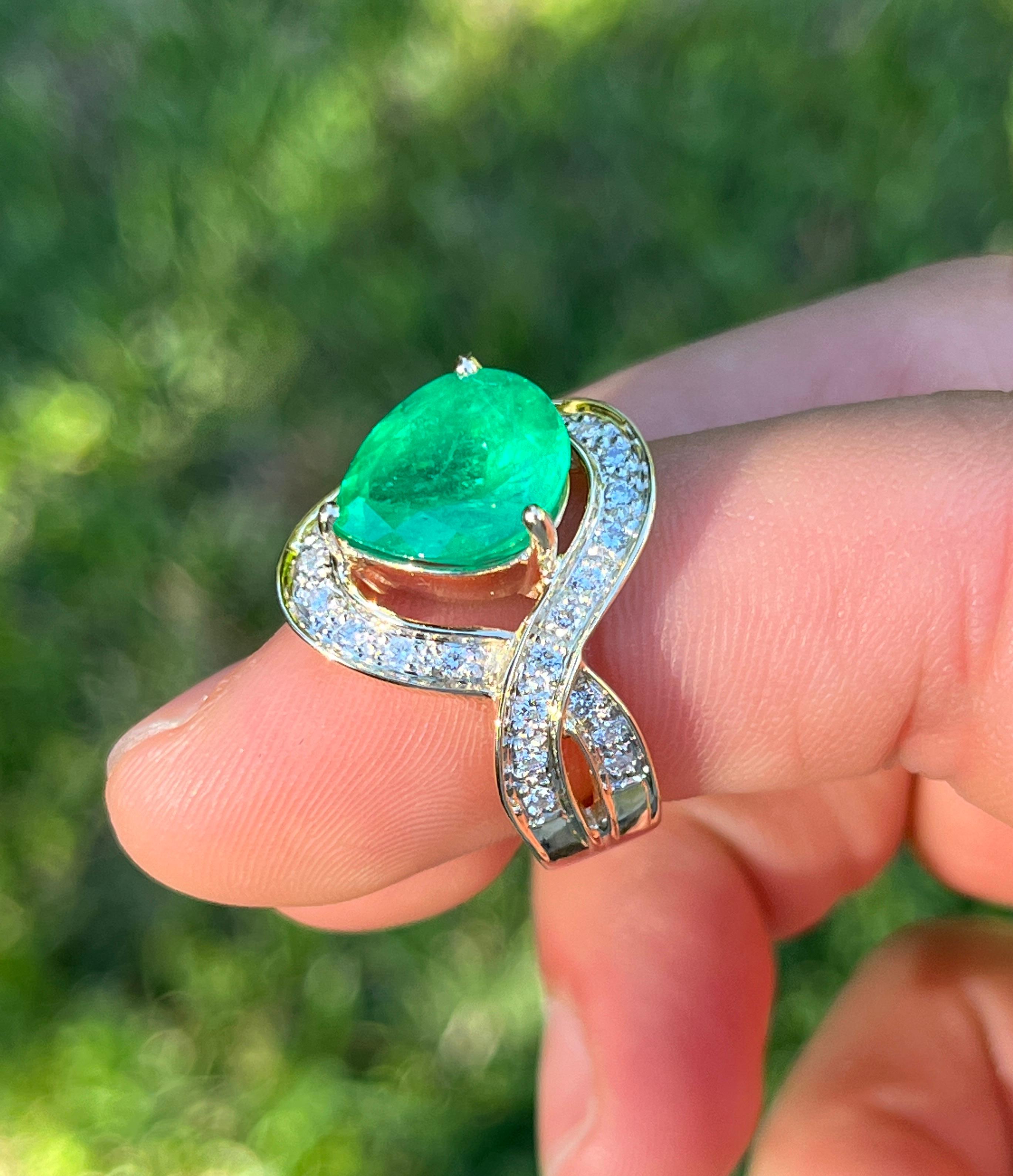 Vintage 5 Carat Pear Cut Emerald Crossover Double Split Band Ring In Excellent Condition For Sale In Miami, FL