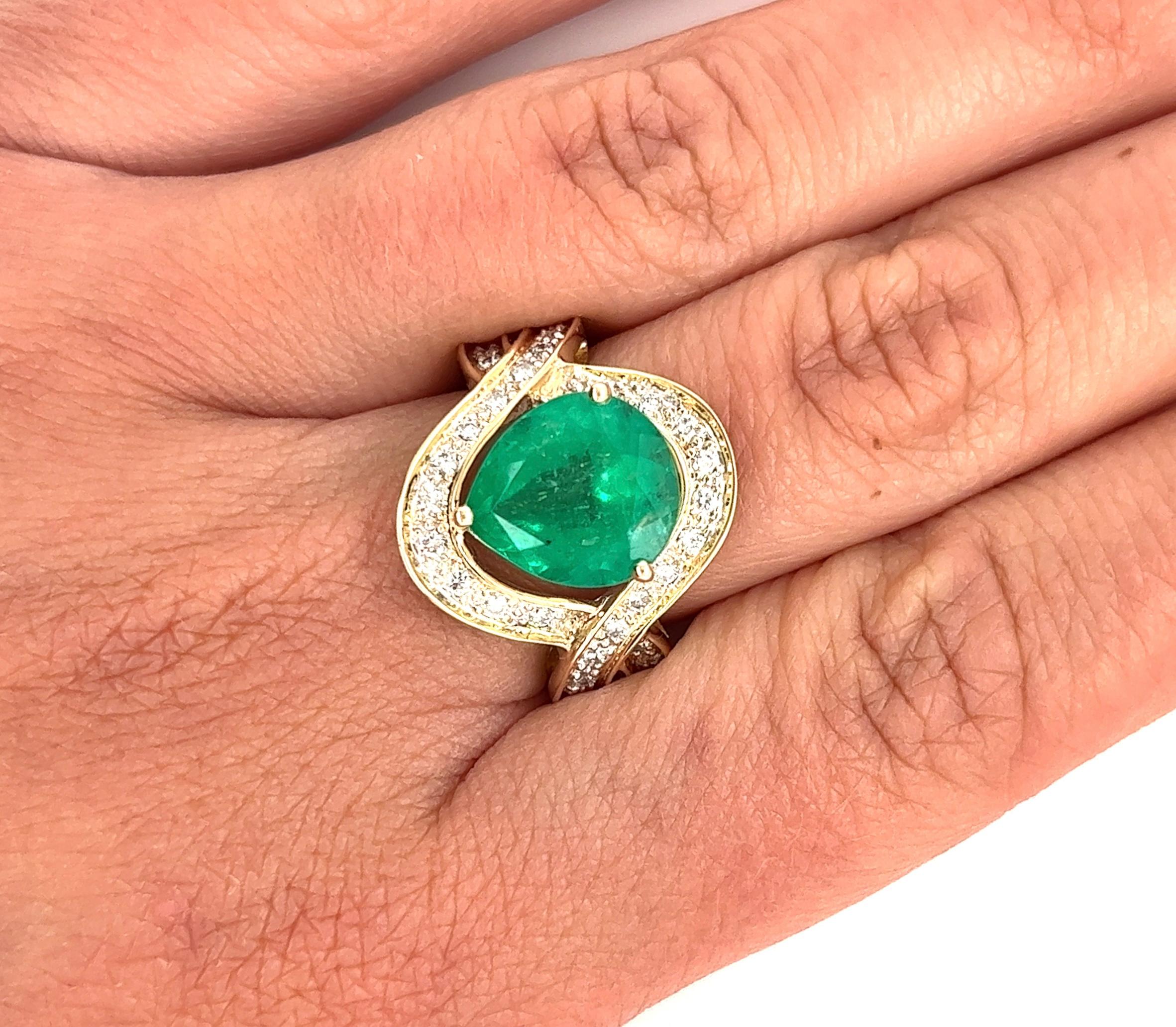 Anello Vintage 5 Carat Pear Cut Emerald Crossover Double Split Band In condizioni ottime in vendita a Miami, FL