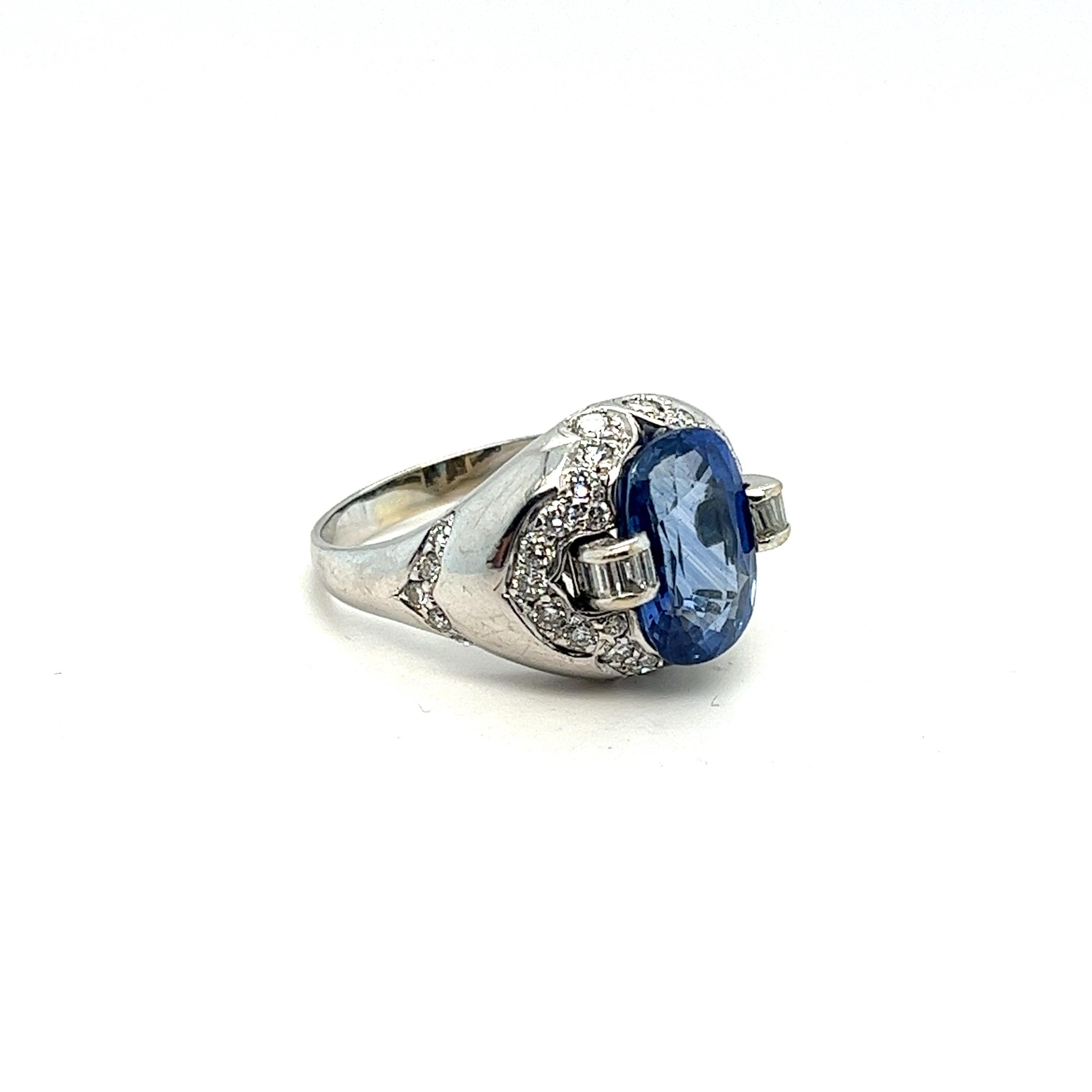 Oval Cut Vintage 5 Carats Sapphire and Diamond Cocktail Ring, 18 Karat Gold For Sale