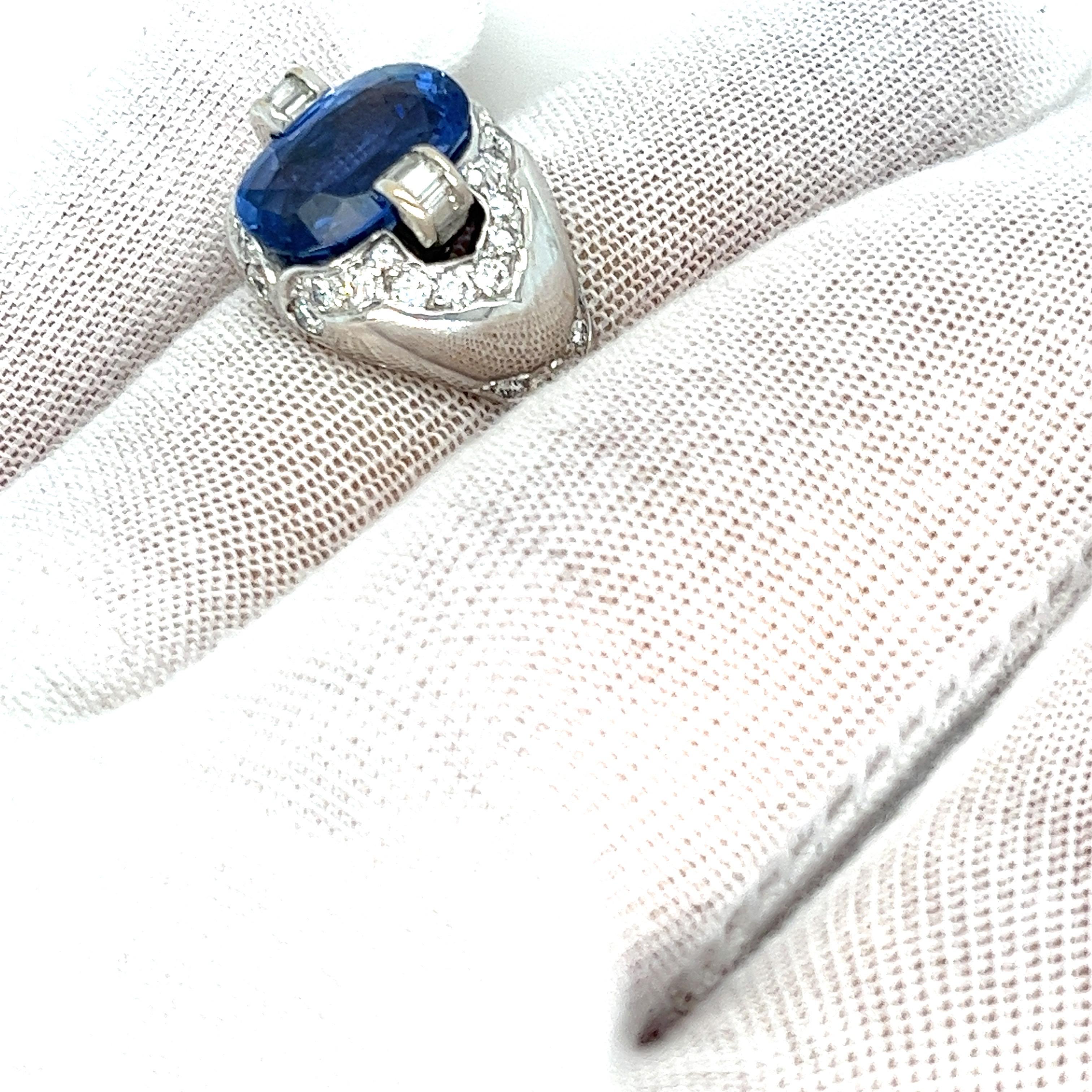 Vintage 5 Carats Sapphire and Diamond Cocktail Ring, 18 Karat Gold In Good Condition For Sale In Miami, FL